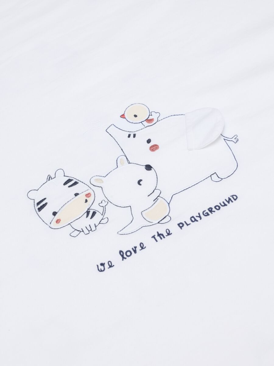 Copertina in puro cotone bianca da neonato con animali ricamati_1