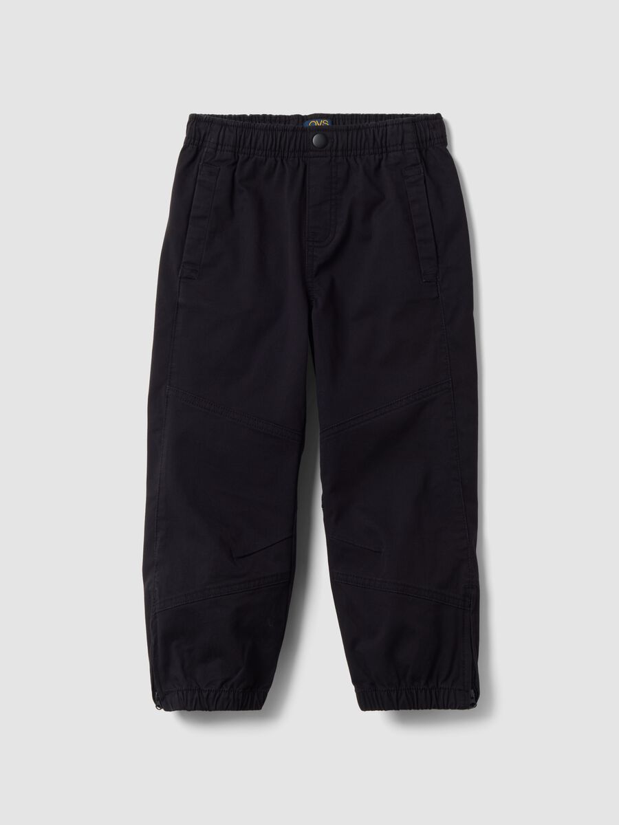 Pantaloni neri in cotone elasticizzato con fondo elasticizzato per bambino_0