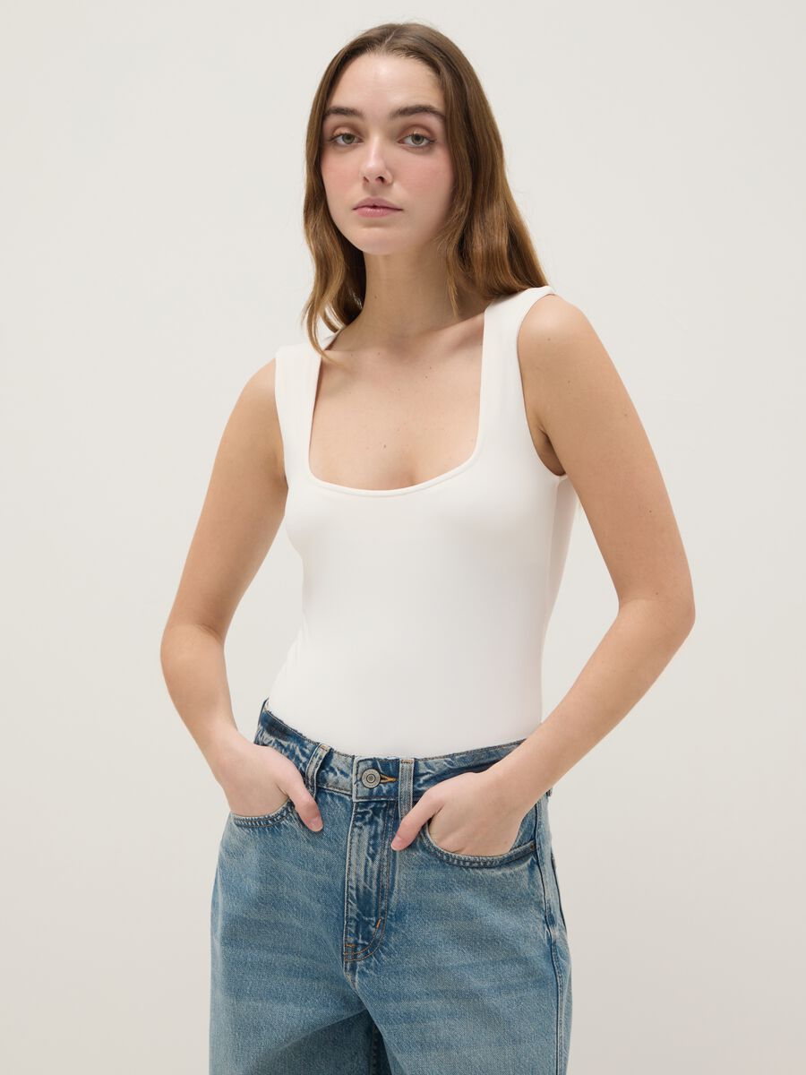 White body-fitted with square neckline_2