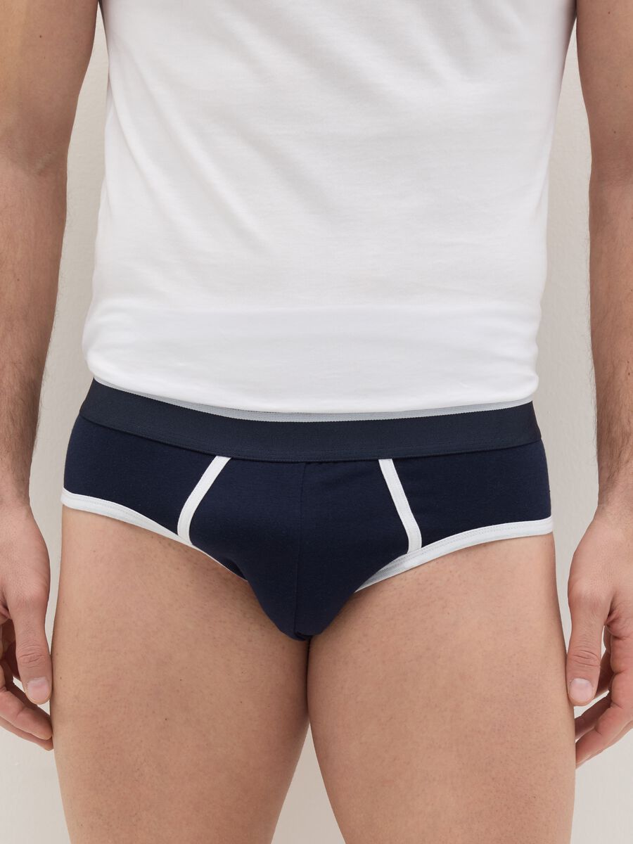 Stretch briefs with contrasting details_1