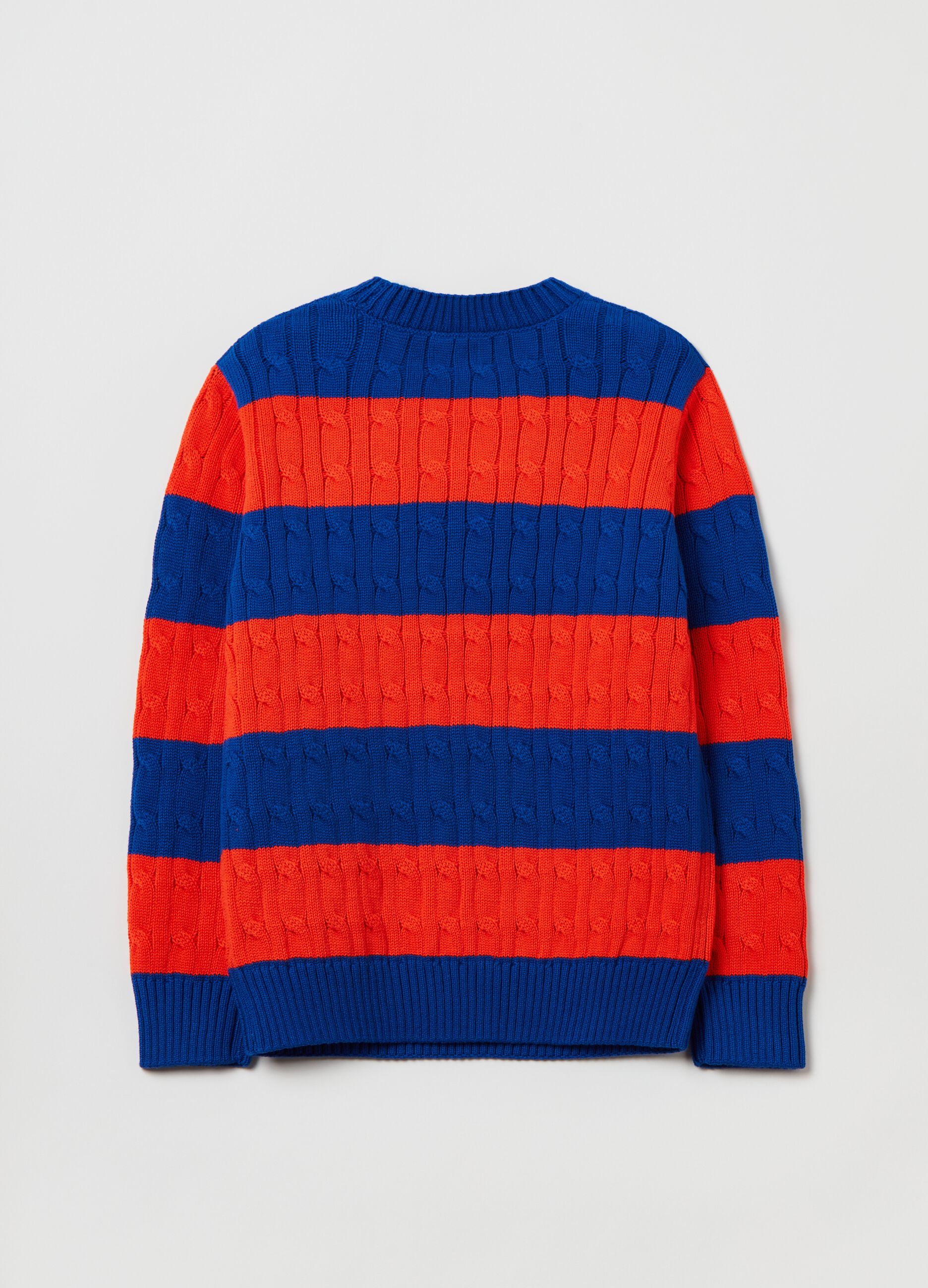 Pullover con lavorazione a trecce_1