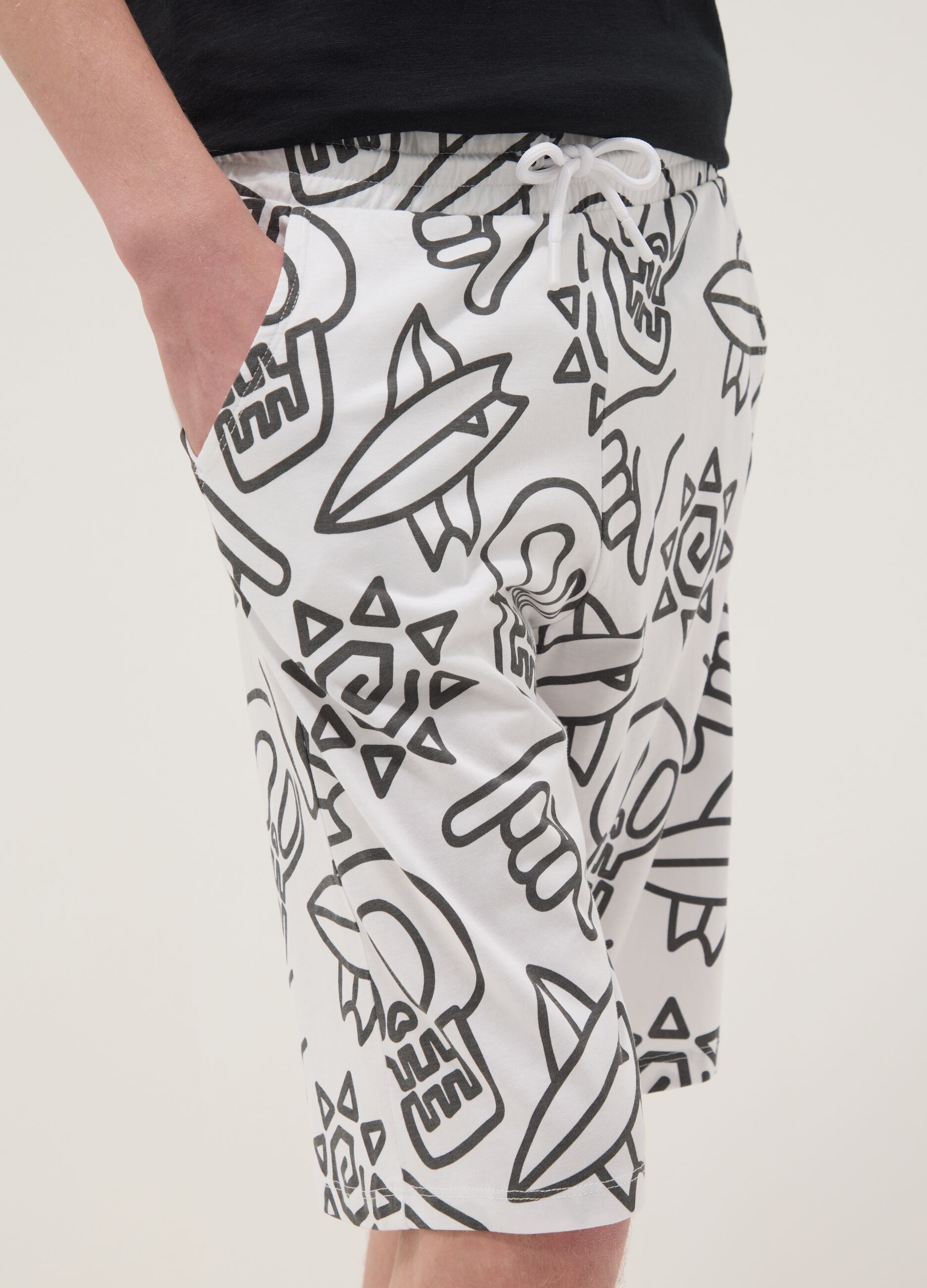 White pure cotton all-over print shorts for boys, regular fit