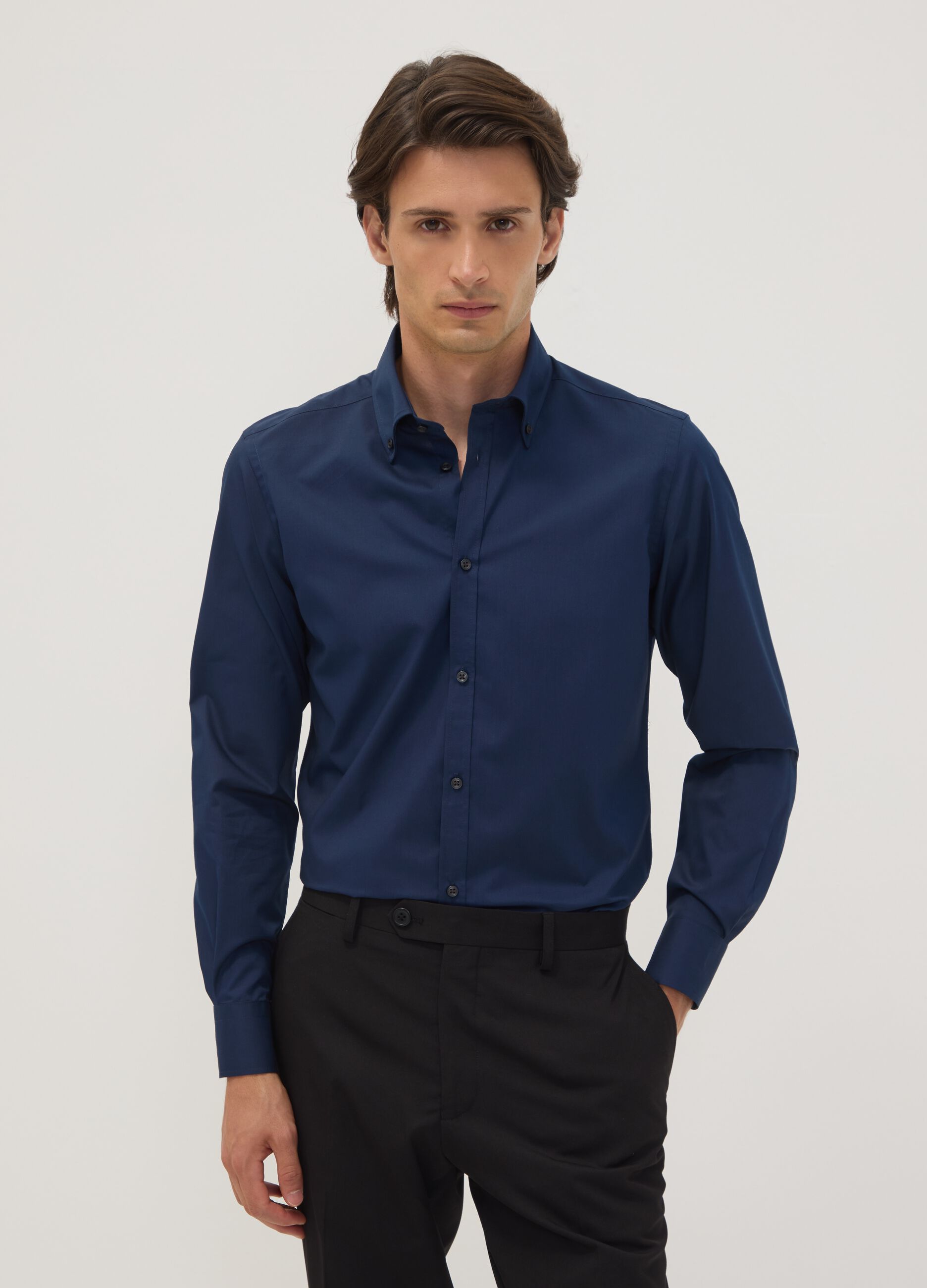 Blue slim-fit shirt with button-down collar, easy iron