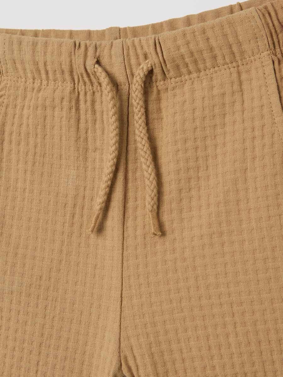 Beige Bermuda shorts with drawstring and waffle weave_2