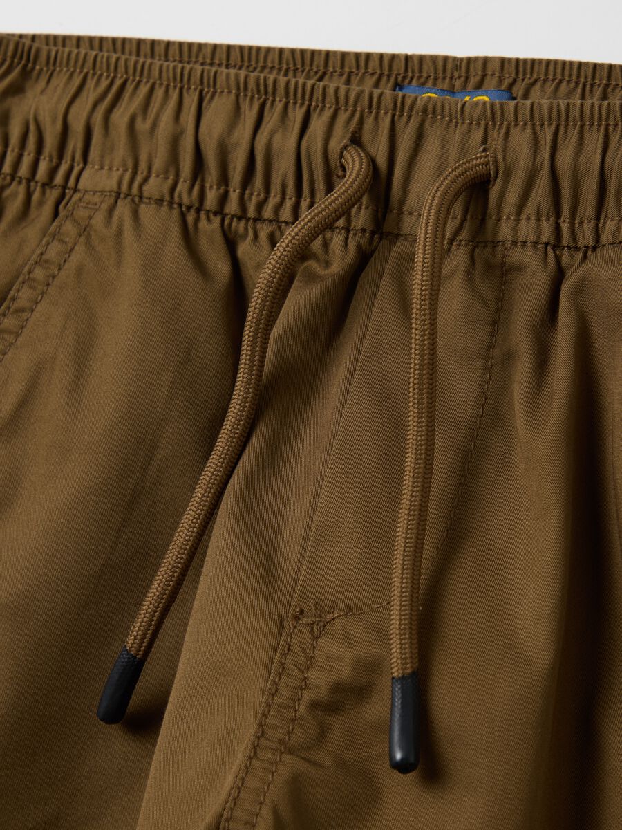 Boys’ shorts in 100% brown cotton with regular fit and cargo pockets_3