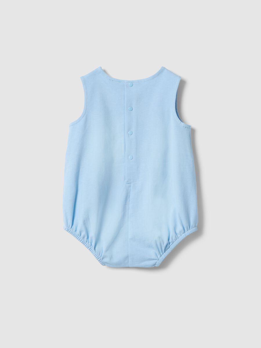 Pagliaccetto senza maniche in puro cotone azzurro da neonato con ricami_1