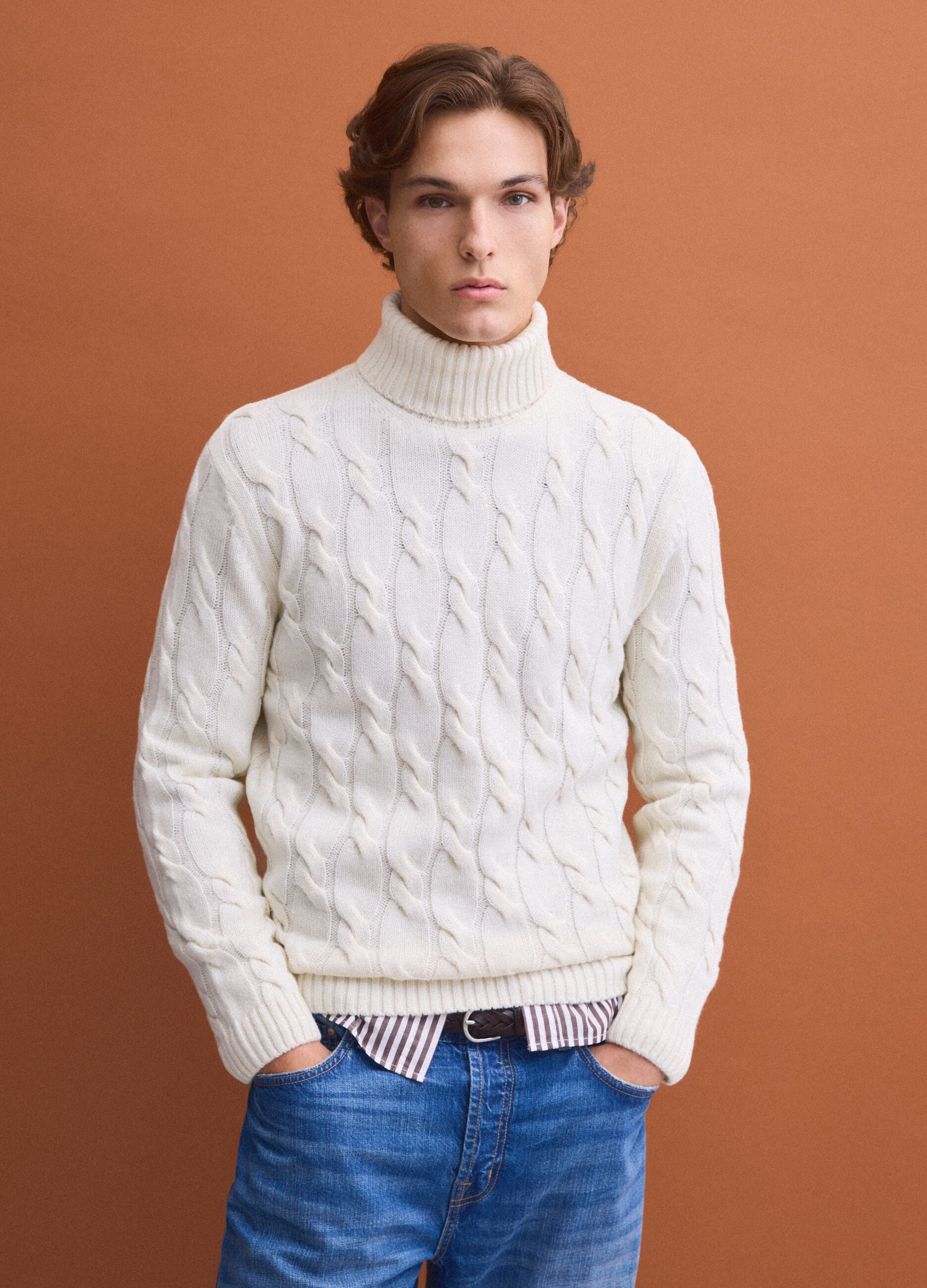 Maglia bianca in misto lana a trecce con dolcevita regular fit