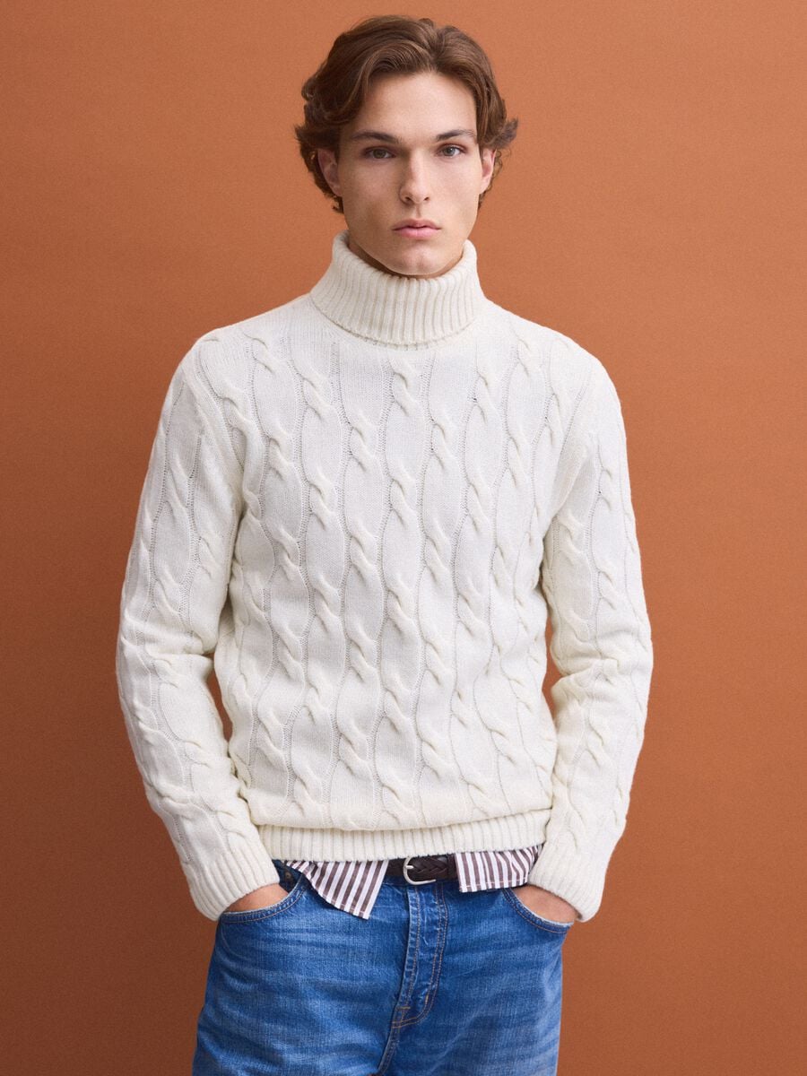 Maglia bianca in misto lana a trecce con dolcevita regular fit_0