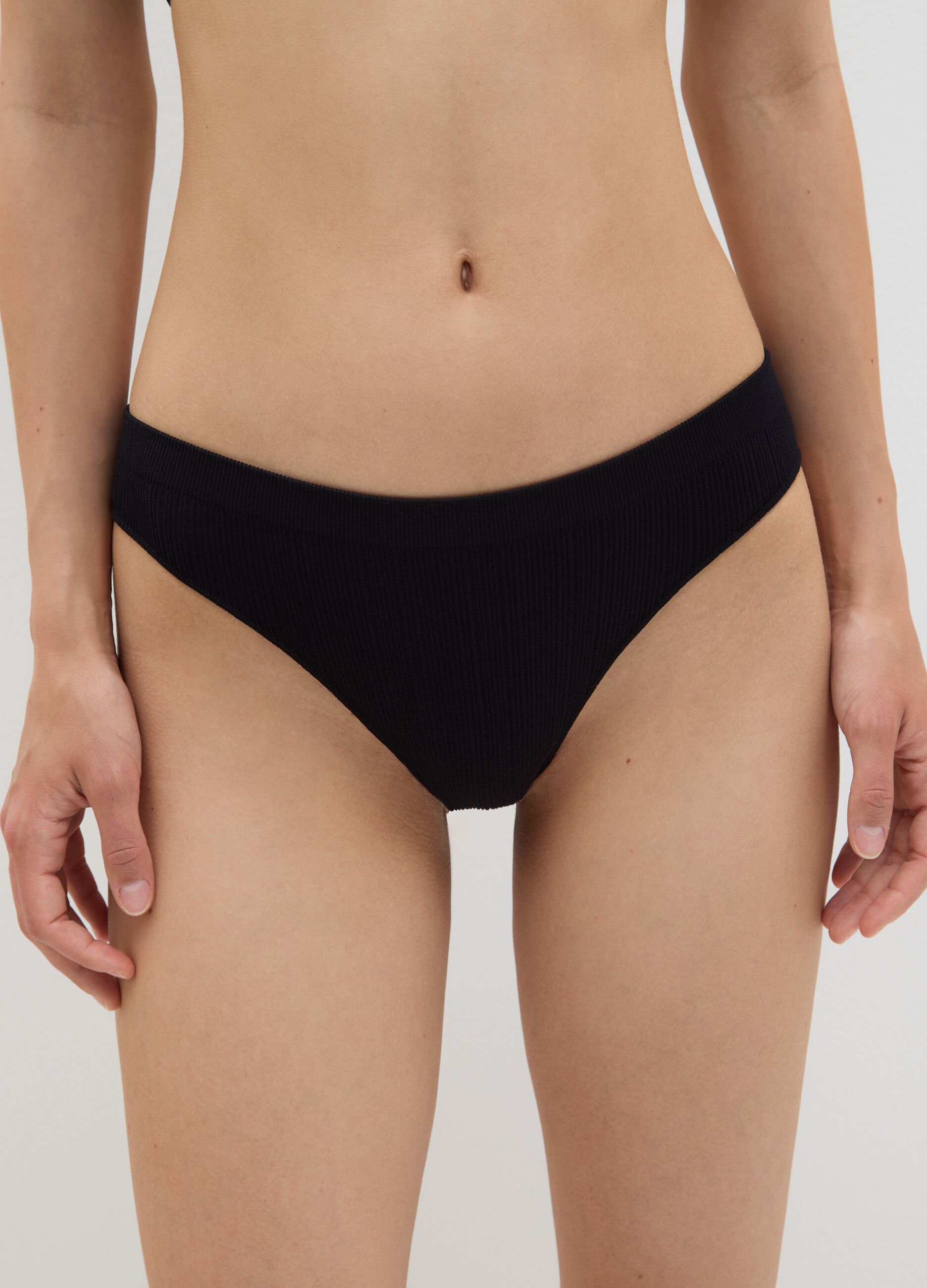 Slip brasiliano in microfibra nero con tessuto a costine
