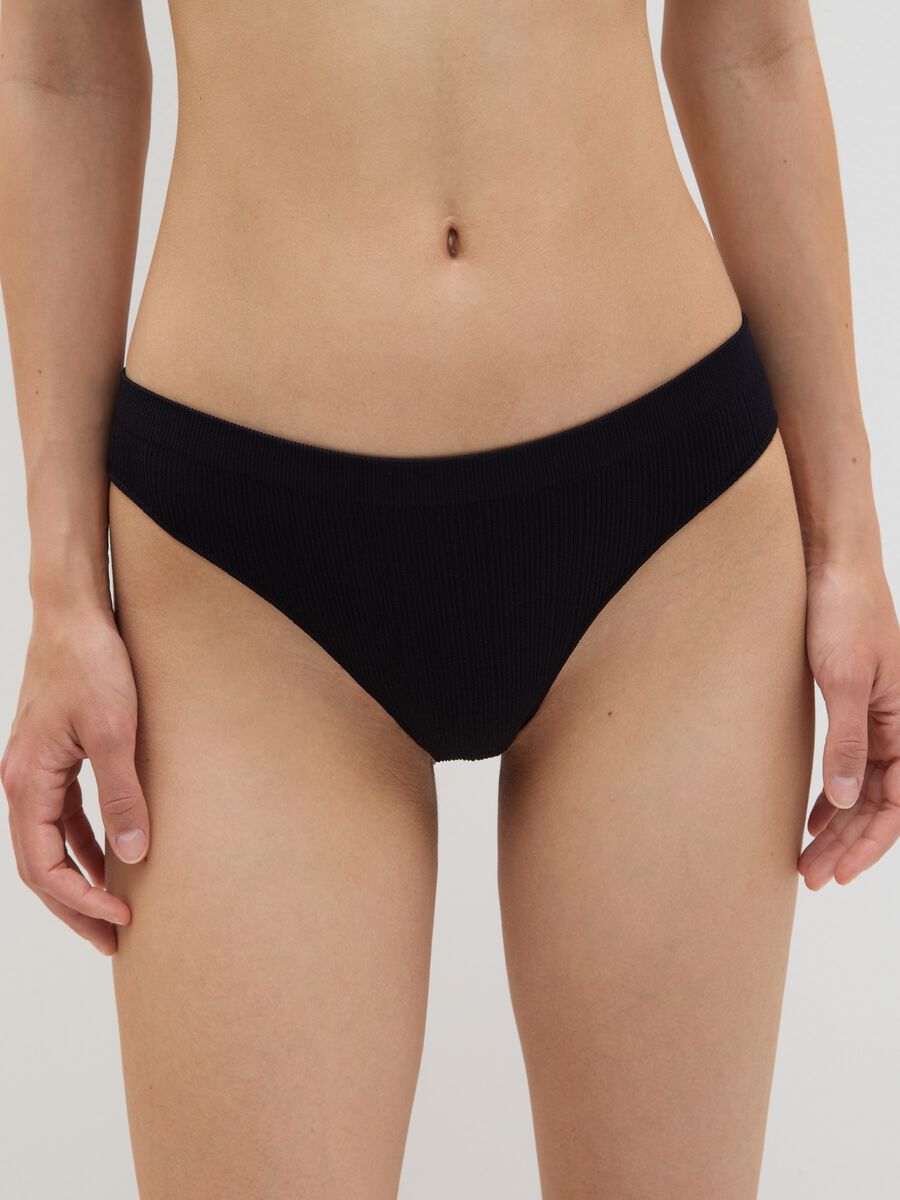 Slip brasiliano in microfibra nero con tessuto a costine_1