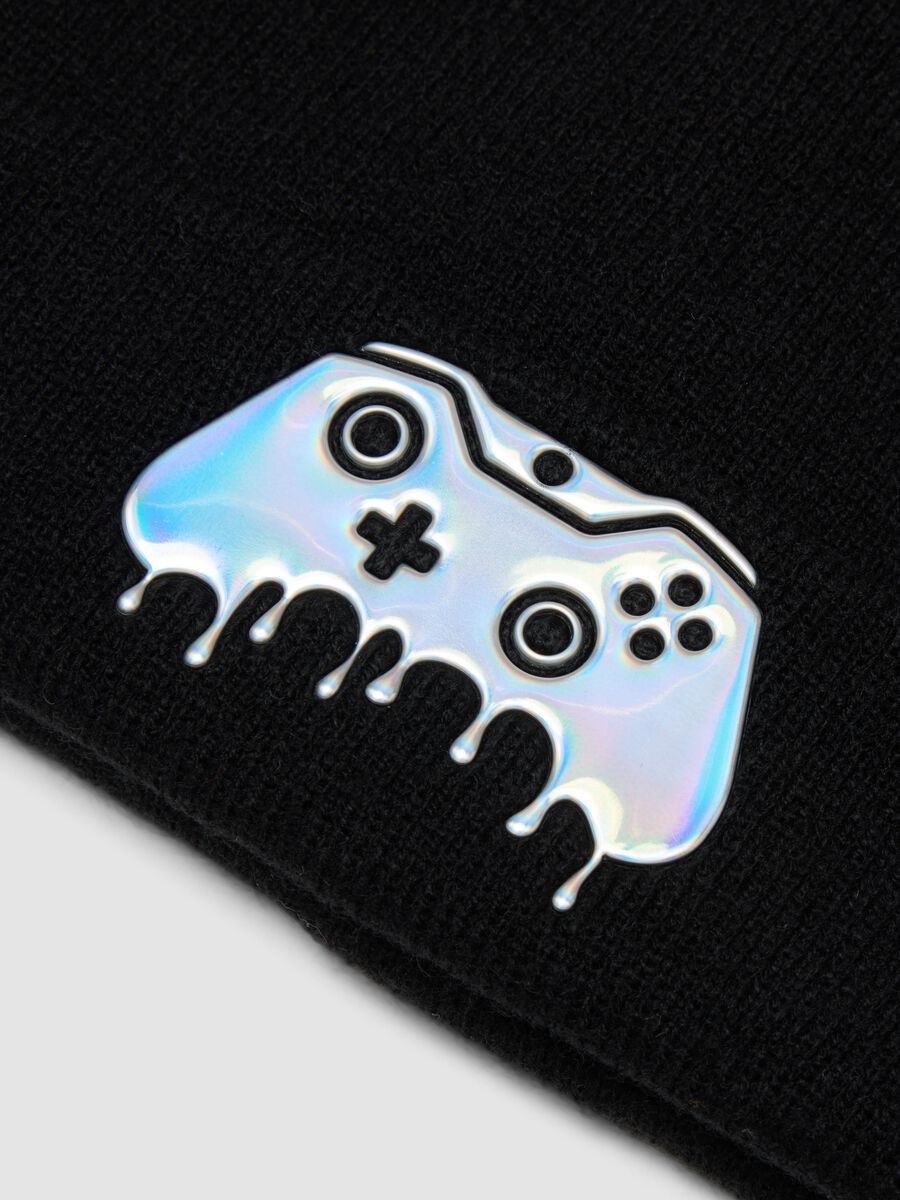 Berretto nero in maglia con applicazione decorativa_2
