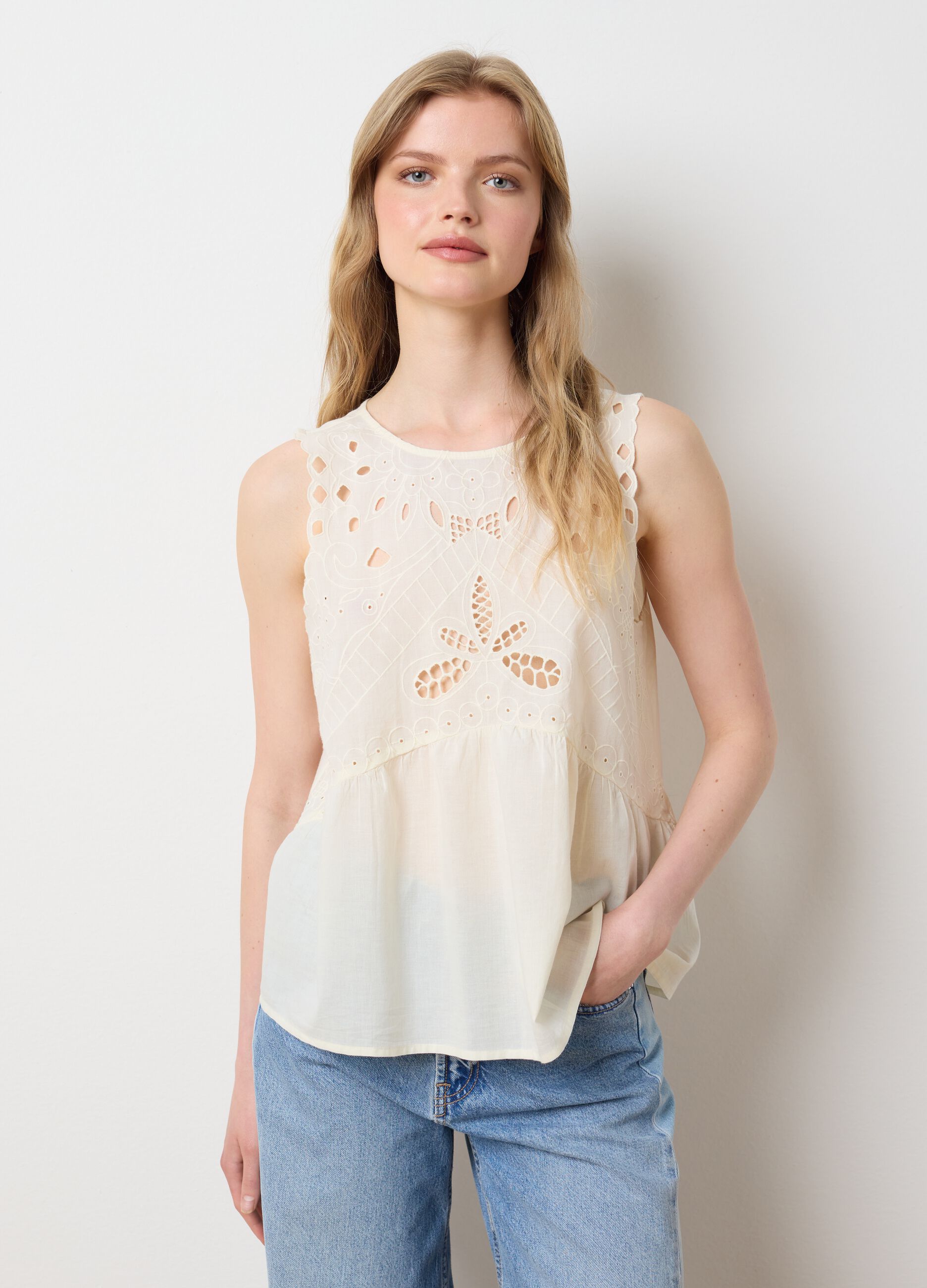 Top da donna in puro cotone beige regular fit con ricami