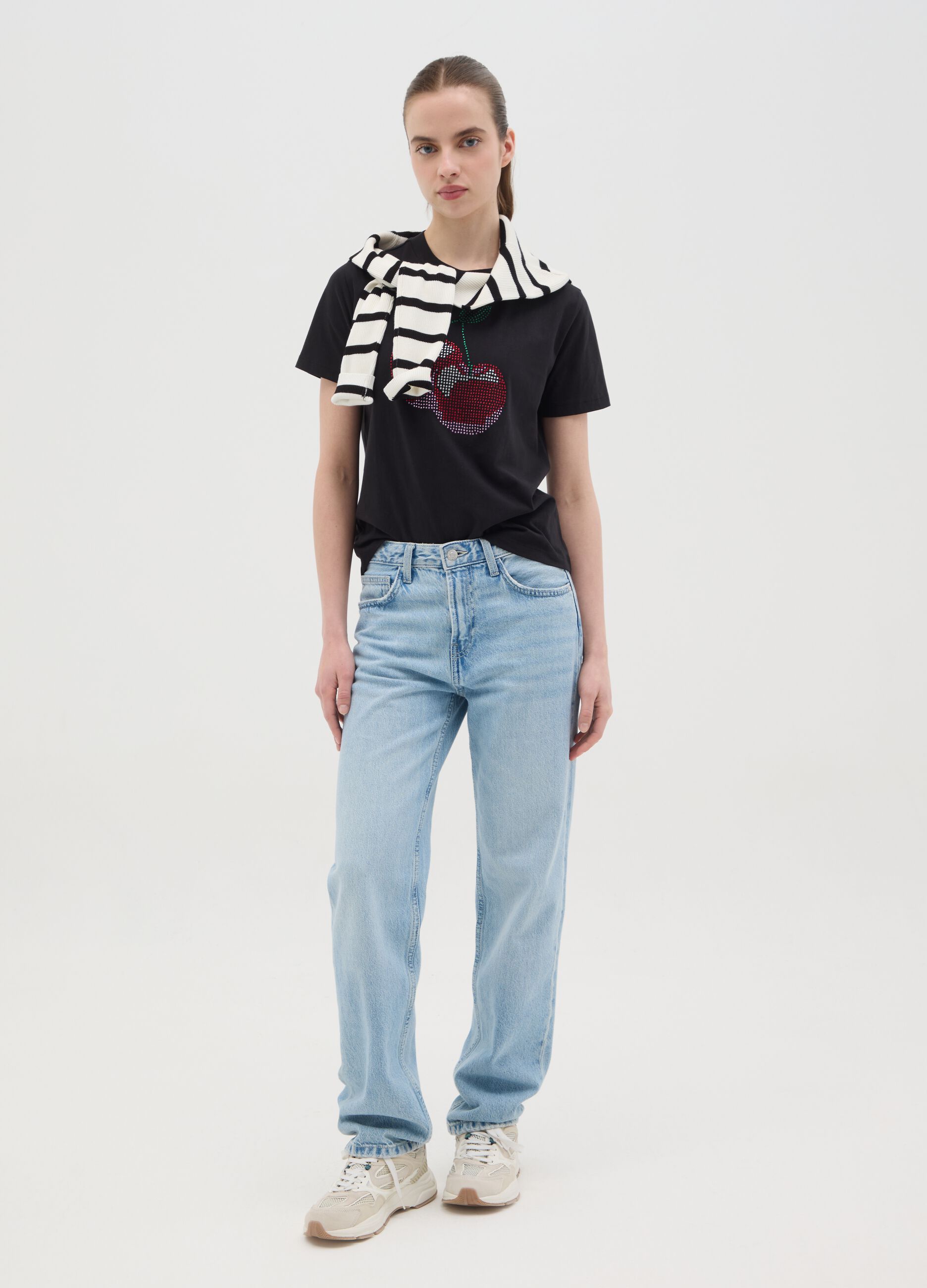 T-shirt nera in cotone con ciliegie di strass 