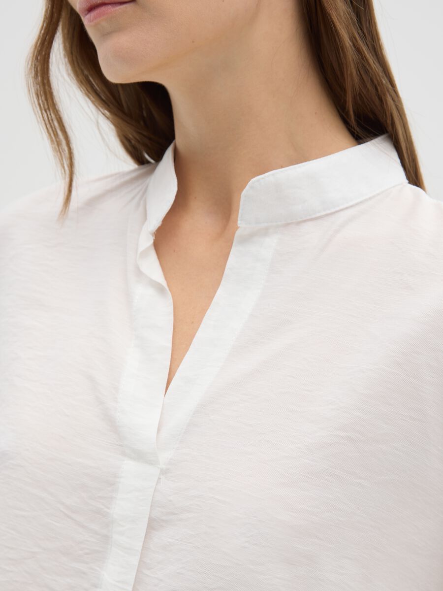 Blusa bianca con scollo a V e maniche ampie_3
