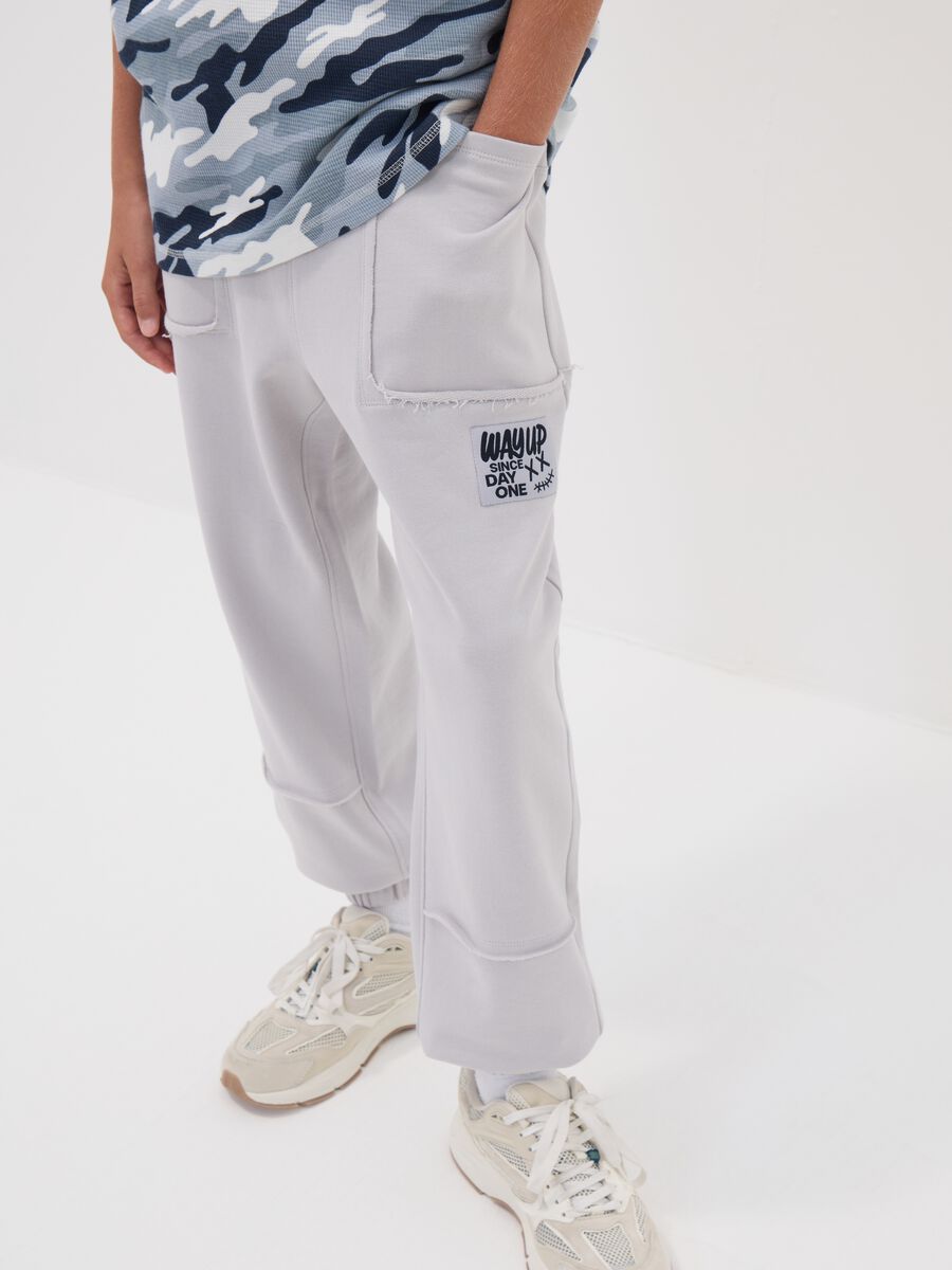 Pantaloni jogger grigi in puro cotone con grafica "Way Up" per ragazzo_2