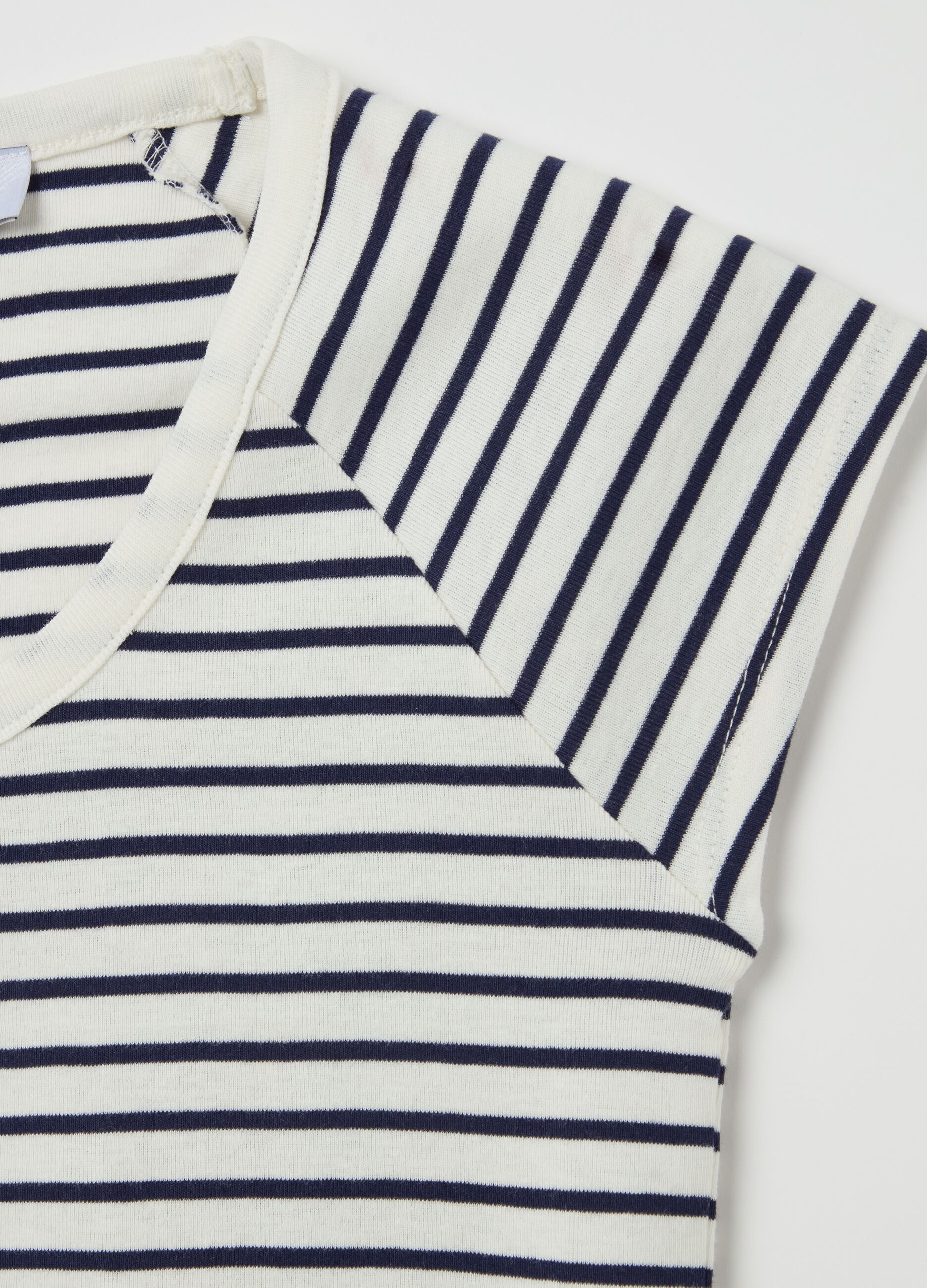 T-shirt with V neck and raglan sleeves