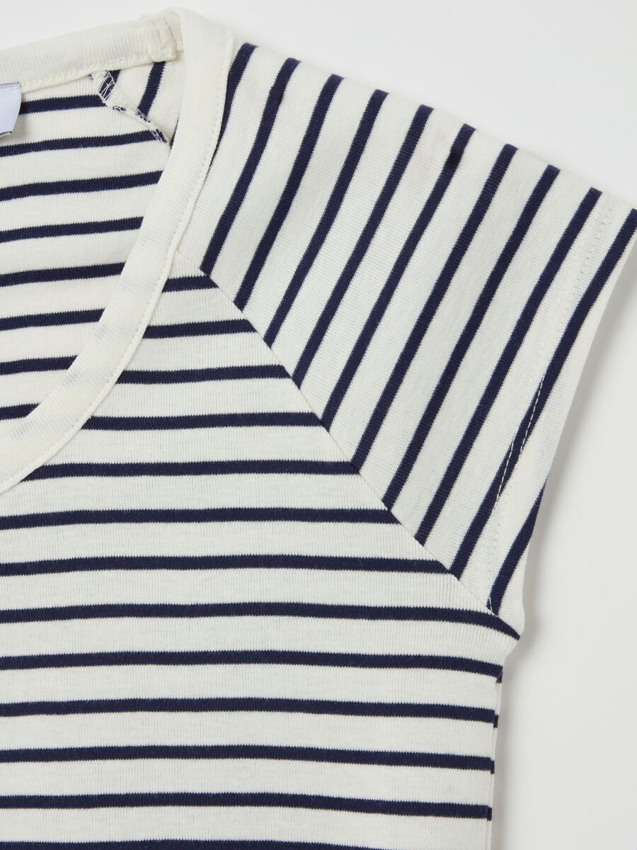 T-shirt with V neck and raglan sleeves_5