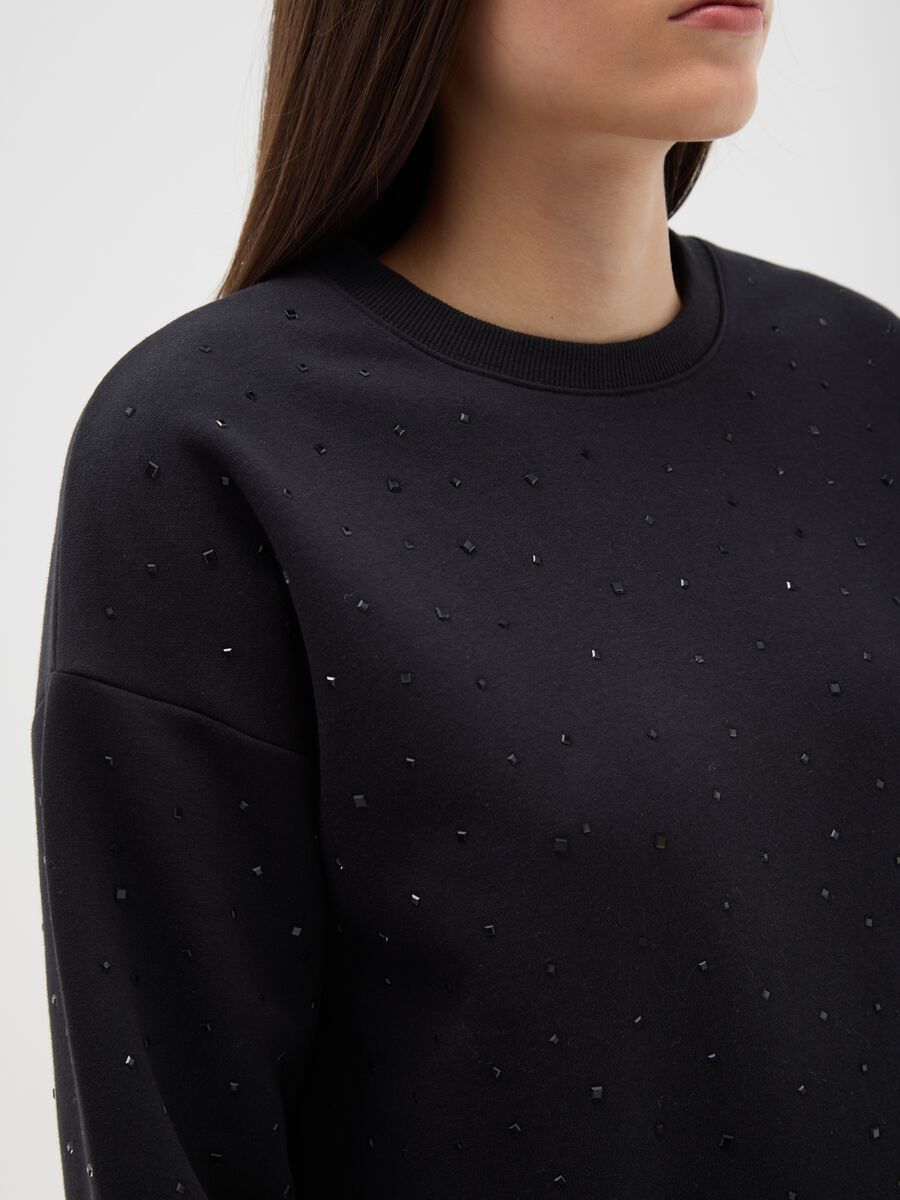 Felpa girocollo nera in misto cotone regular fit con strass_3