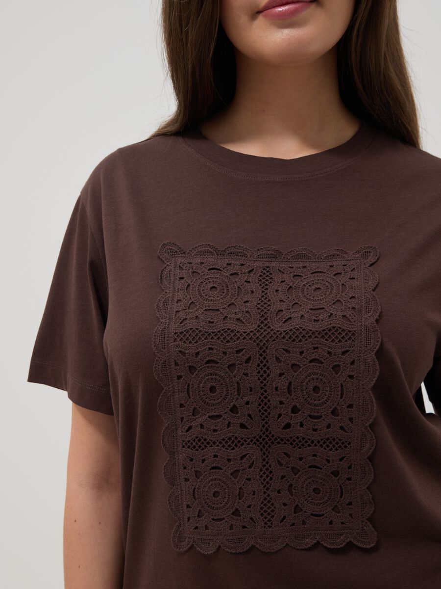 Brown pure cotton regular fit t-shirt with applied flower_3