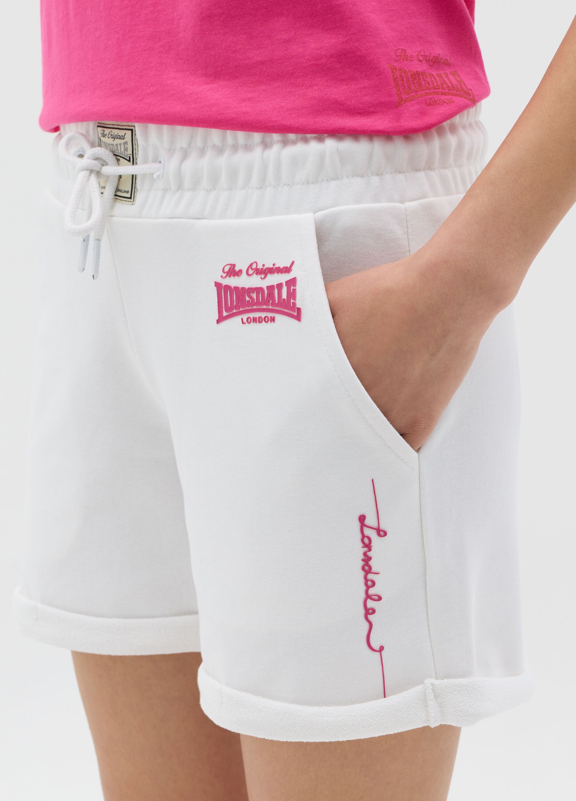 White shorts in fleece with print