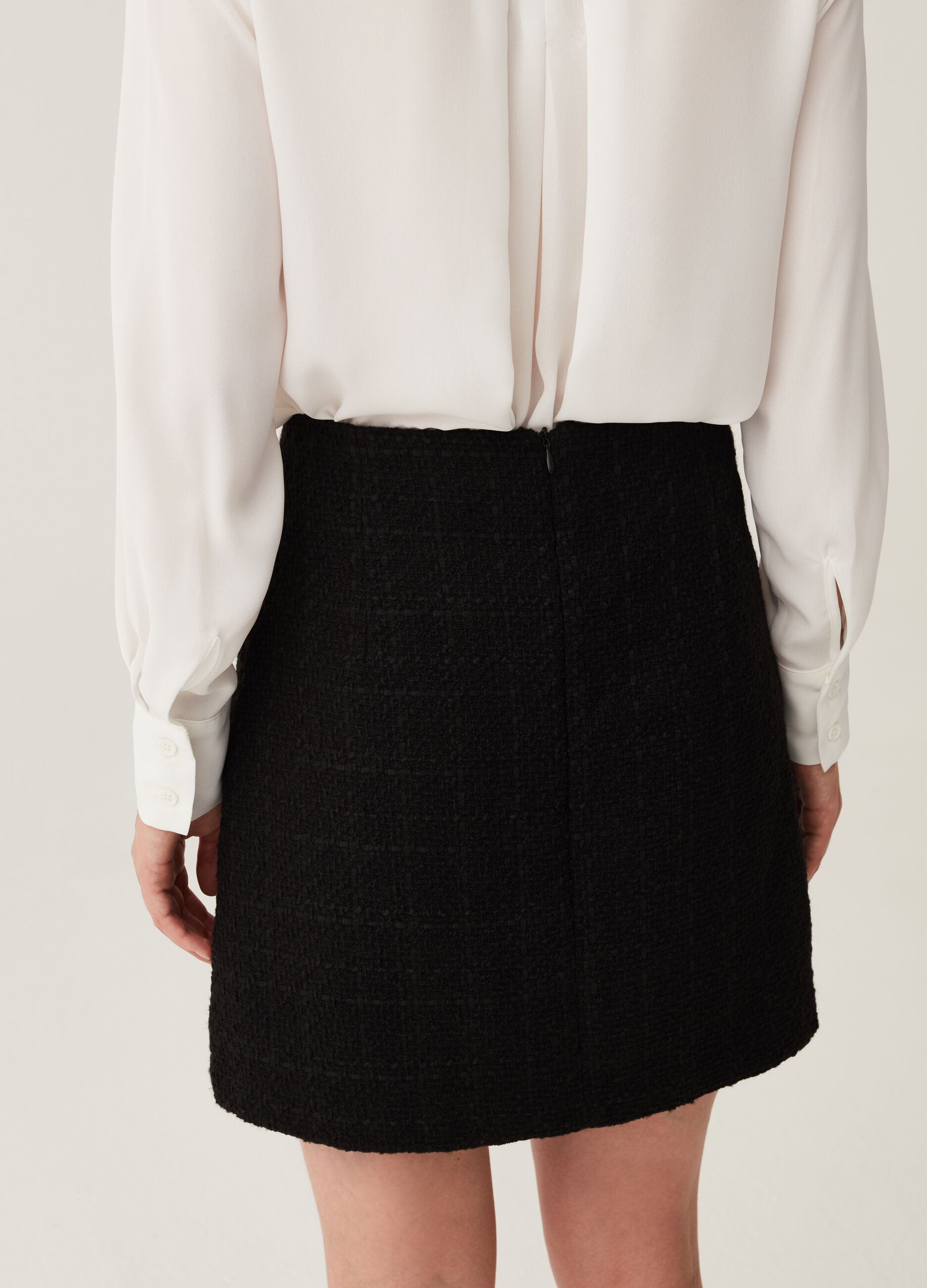 Minigonna in tweed con bottoni lavorati_2