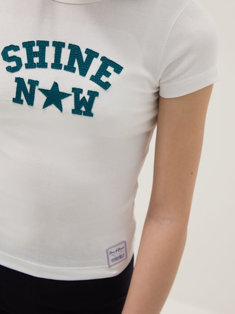 T-shirt fitted in cotone elasticizzato bianca da ragazza con scritta_2