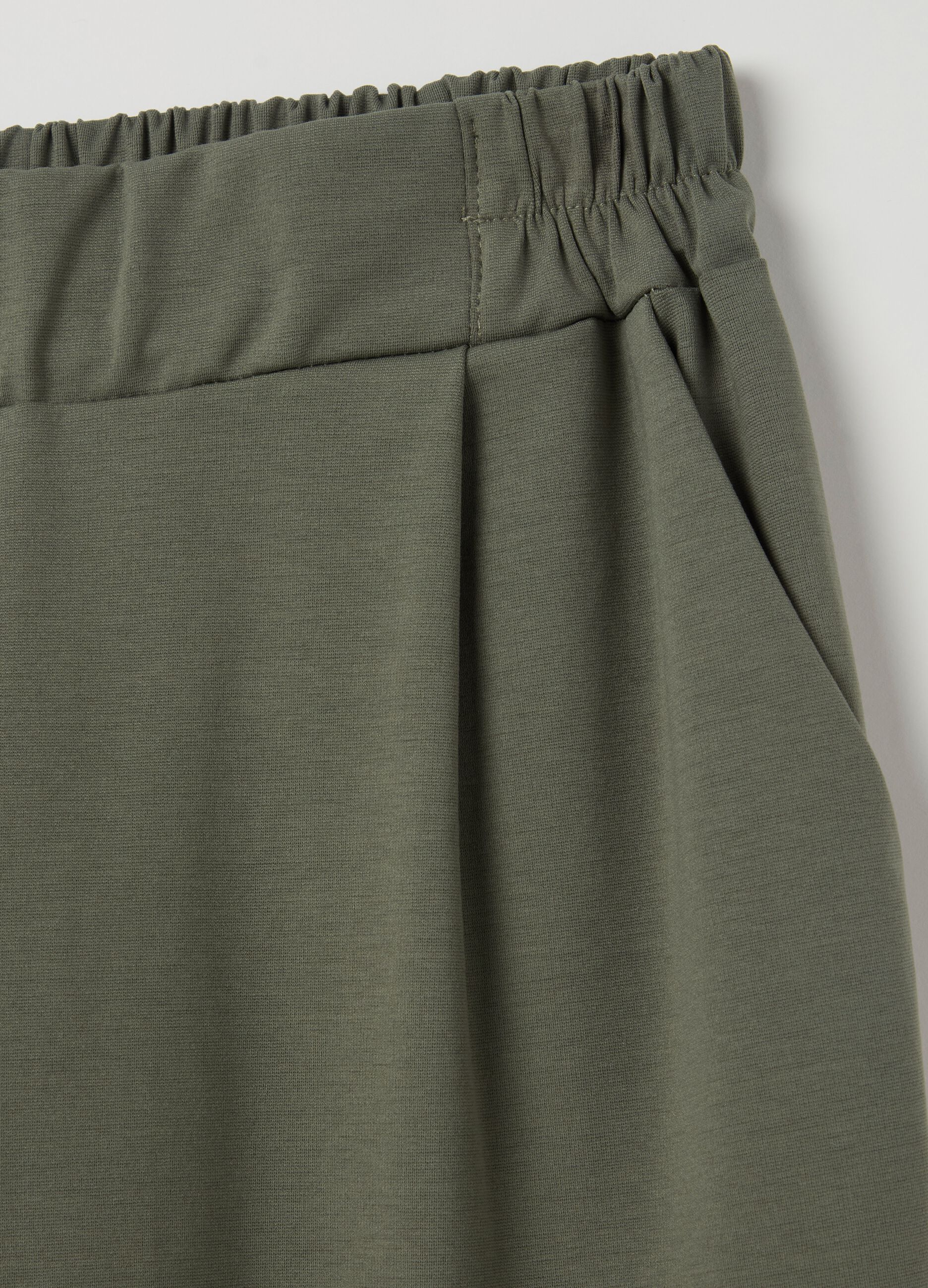 Pantalone chino cropped con risvolti