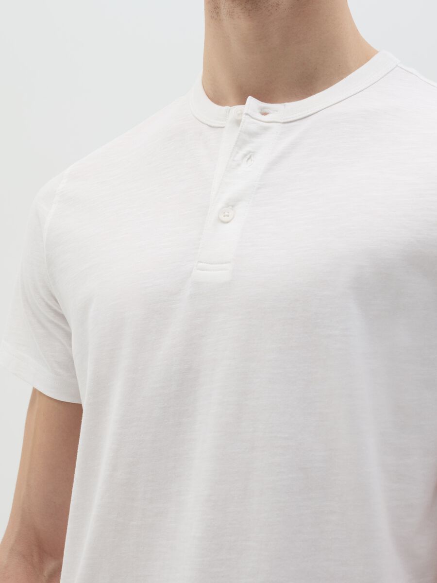 Cotton T-shirt with granddad neckline_4