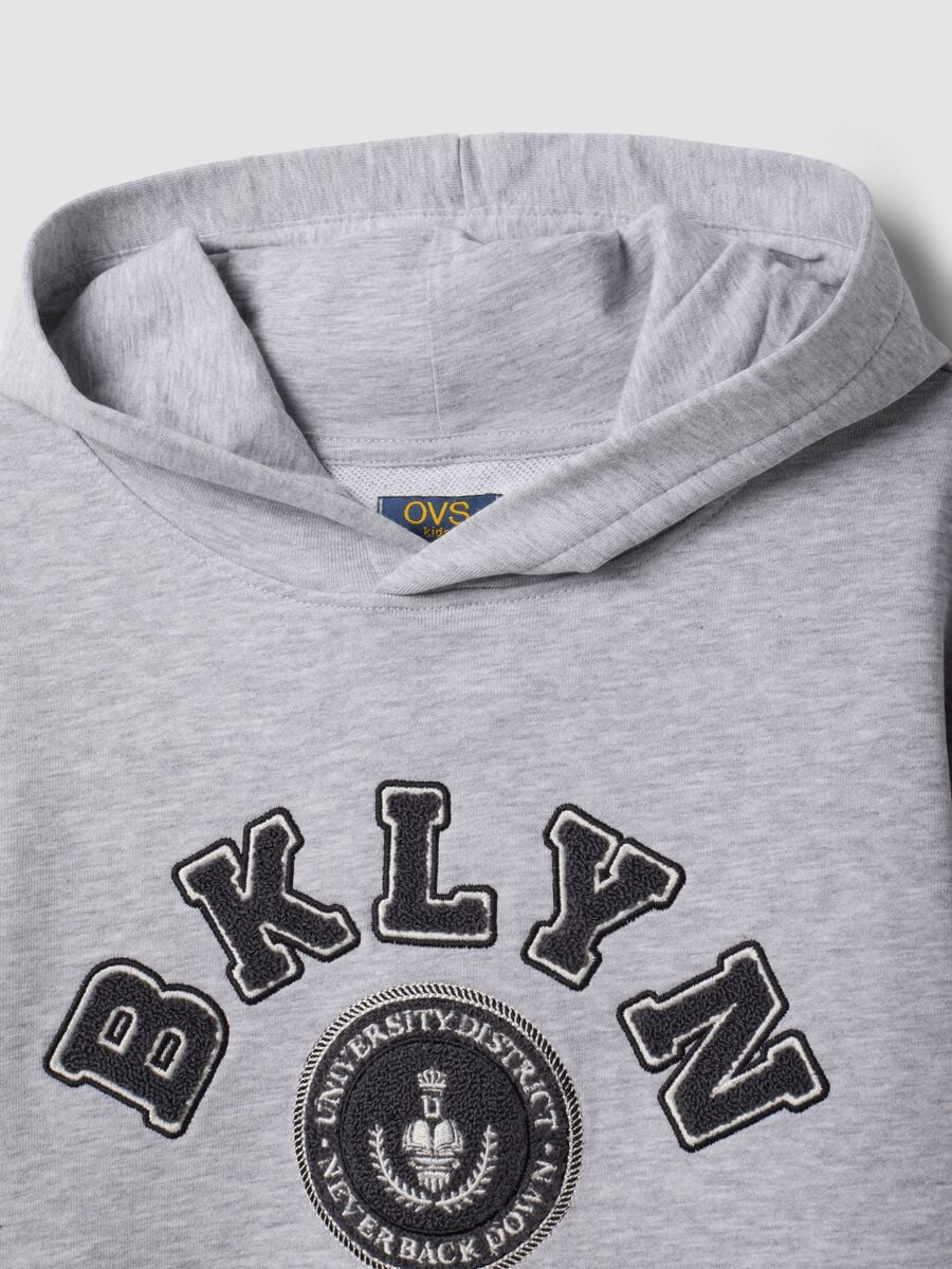 Felpa grigia in misto cotone e viscosa con cappuccio relaxed fit per ragazzo_4