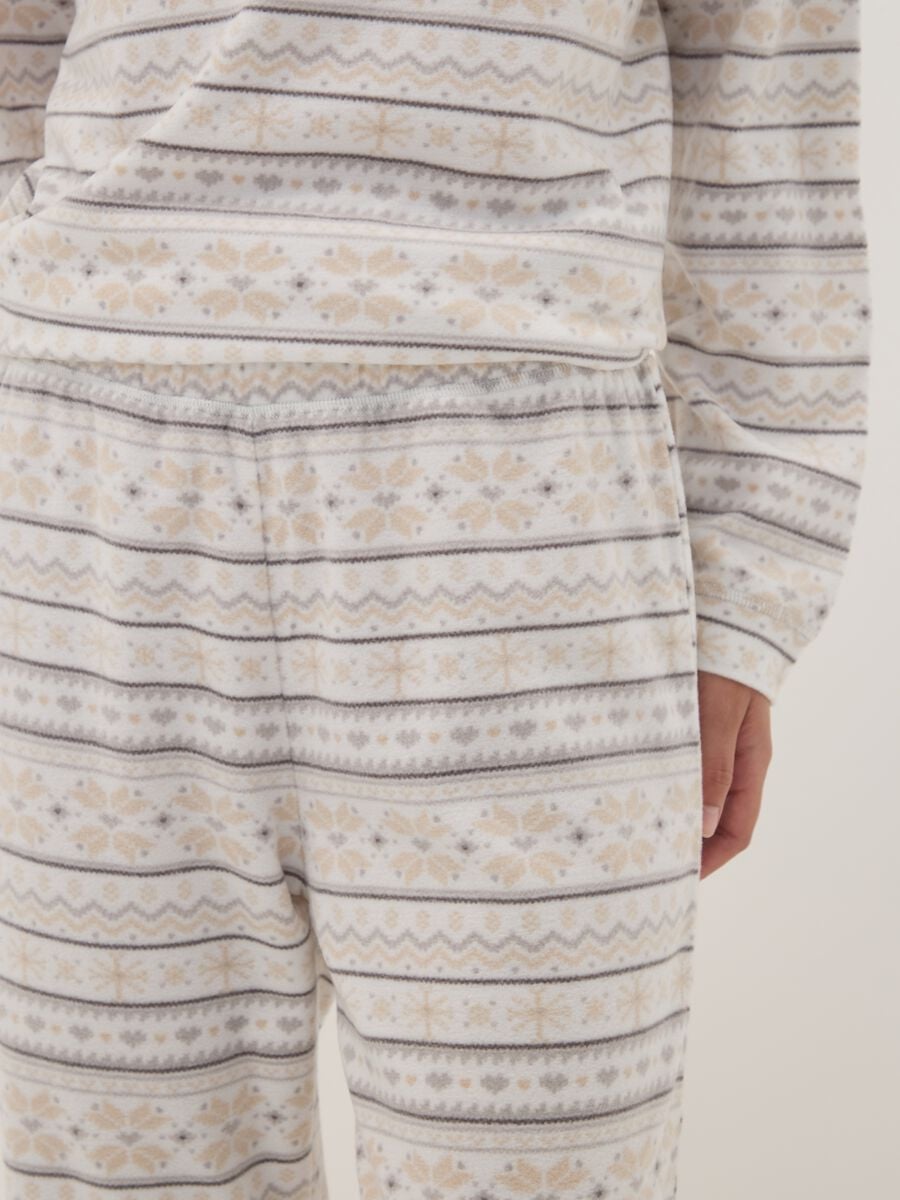 Pantaloni pigiama bianchi con fantasia nordica_2