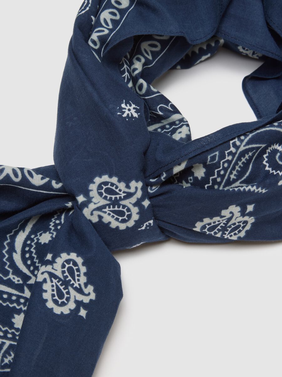 Sciarpa in puro cotone blu con motivo paisley_1