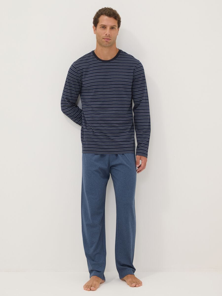 Pigiama blu navy in puro cotone organico a righe con girocollo_0