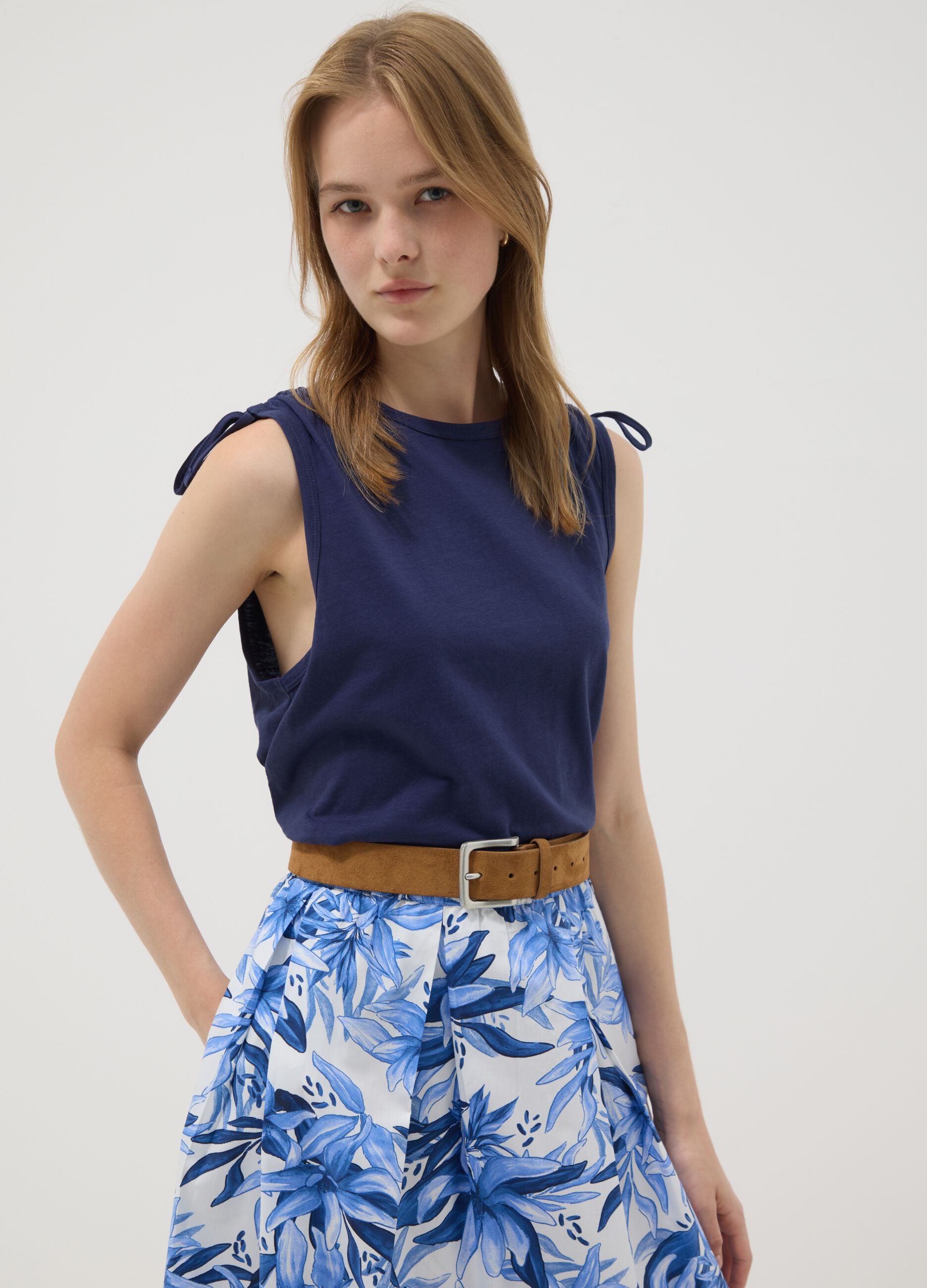 Tank top blu in puro cotone con laccetti sulle spalle