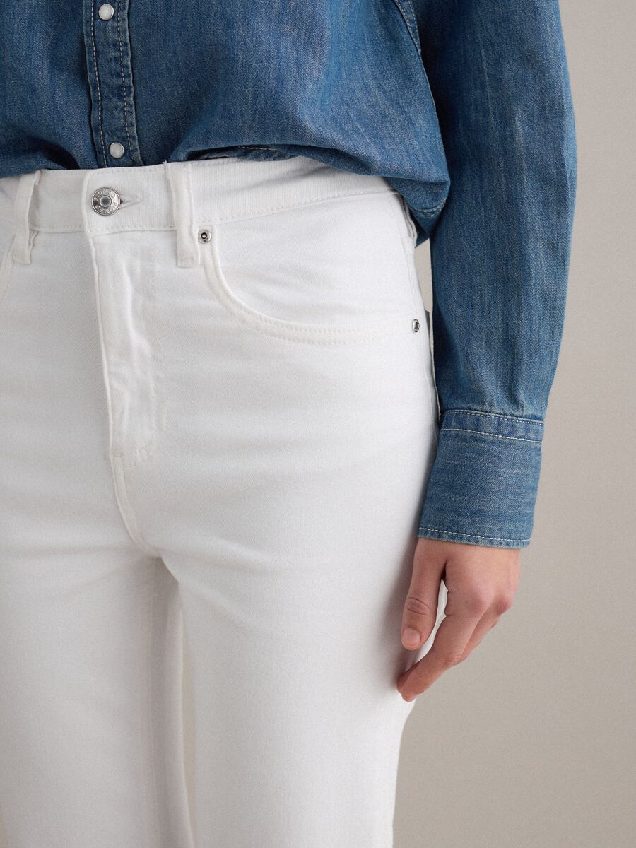 Jeans flare in cotone elasticizzato bianco_3
