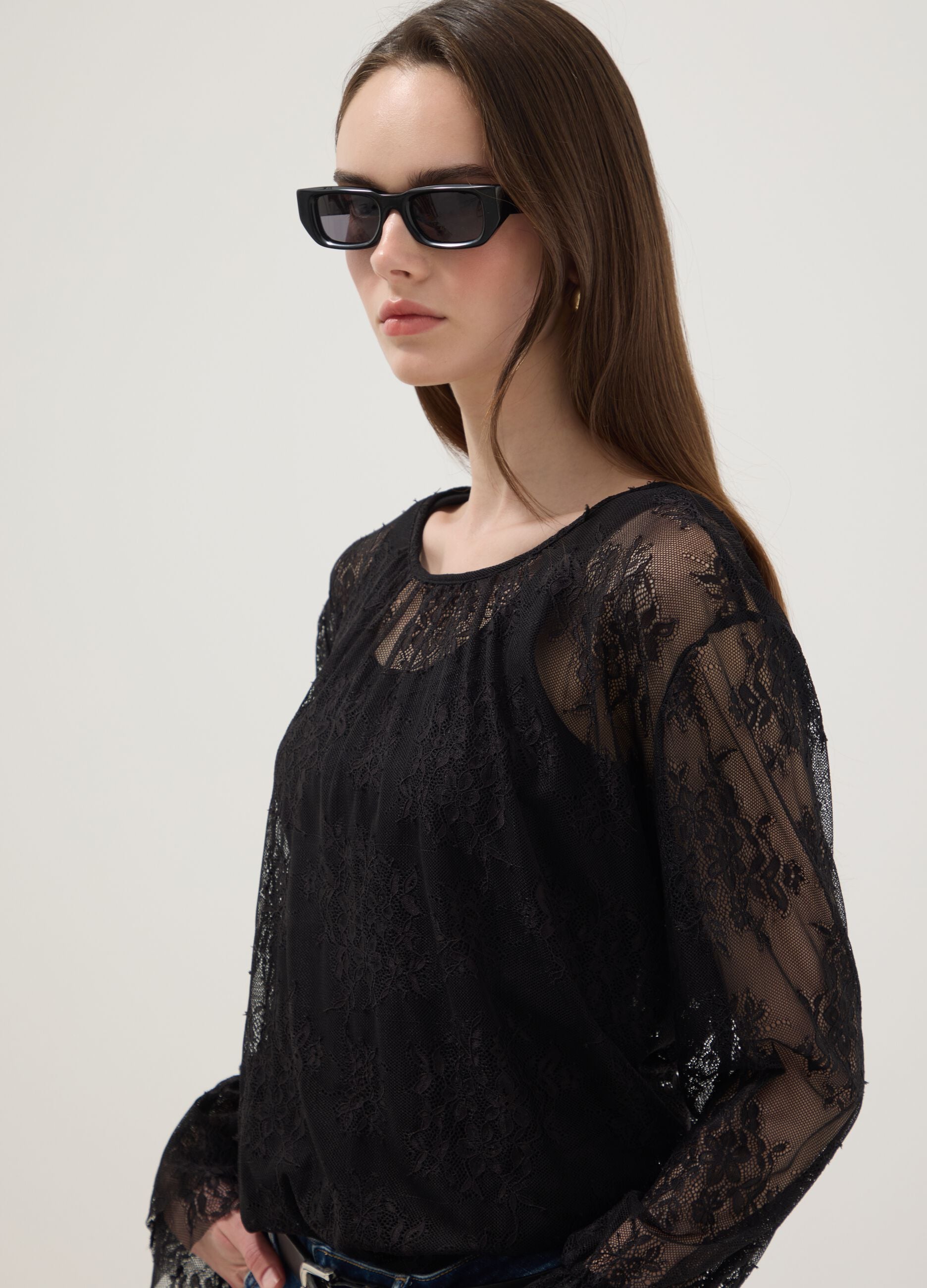 Blusa nera in tessuto elasticizzato con pizzo trasparente regular fit
