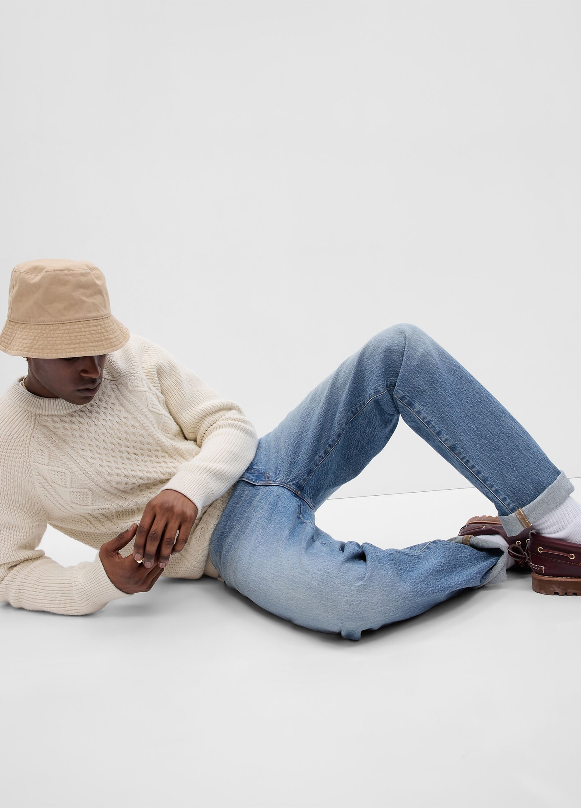 Straight-fit jeans with mid-rise waist
