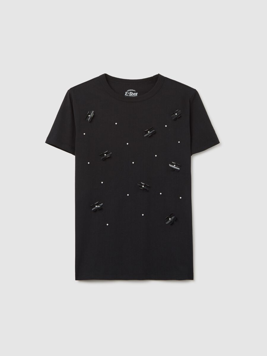 Black T-shirt in cotton with beads and flowers application_4