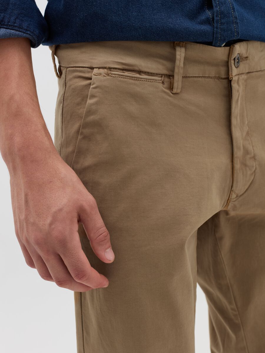 Regular-fit chino trousers in stretch cotton_2