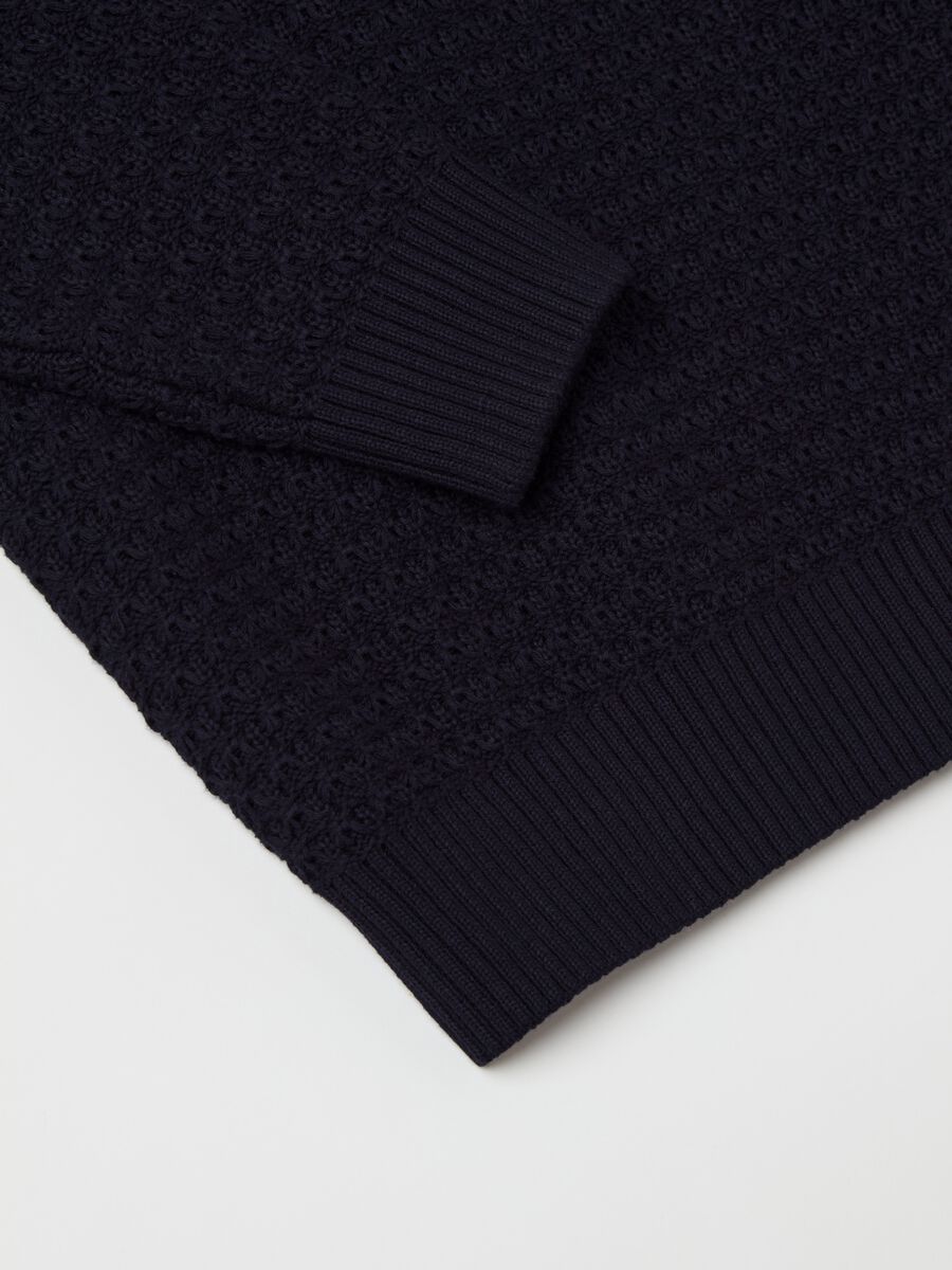 Pullover with round neck and woven design_5