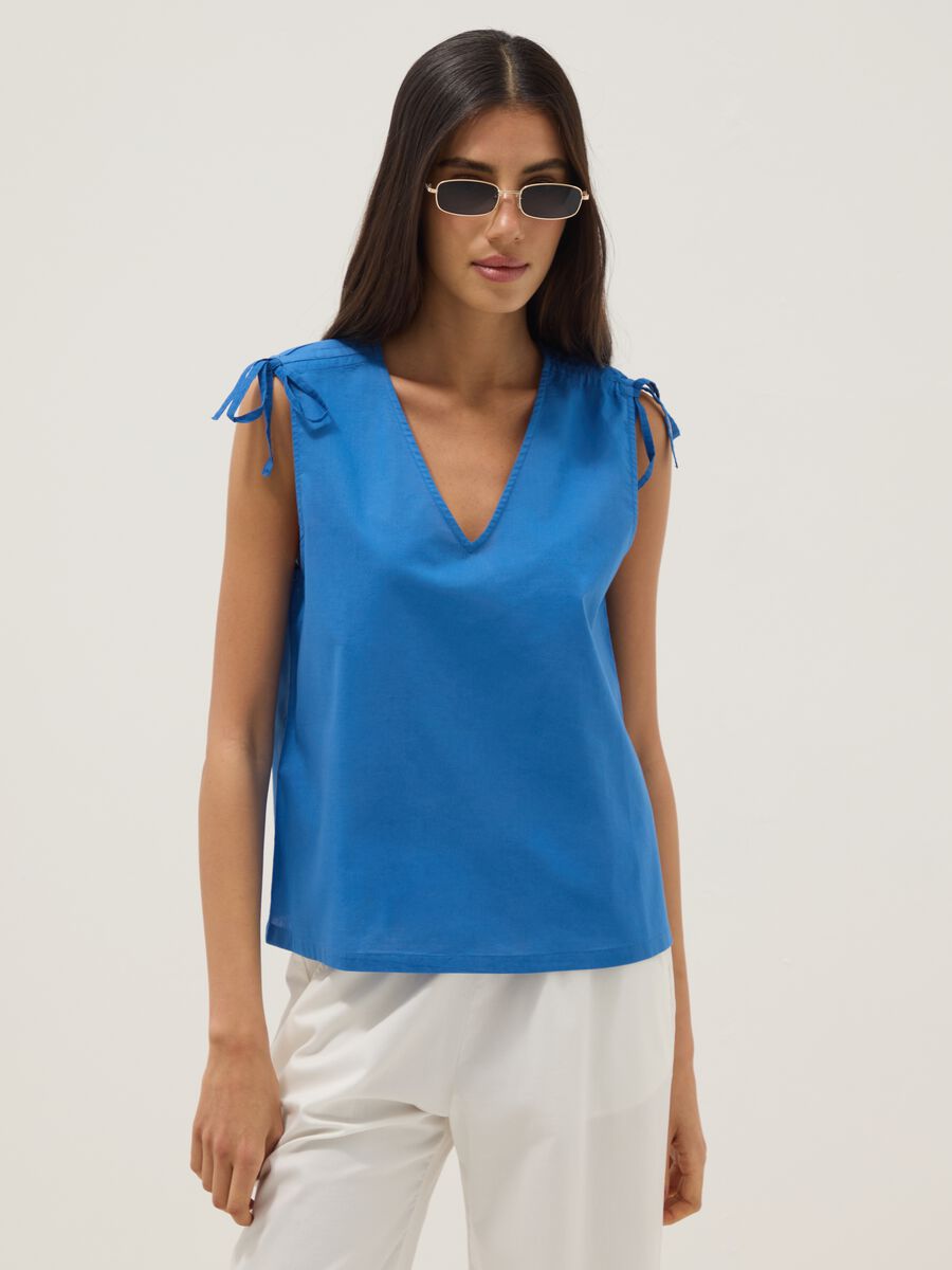 Blusa azzurra in puro cotone con scollo a V_1
