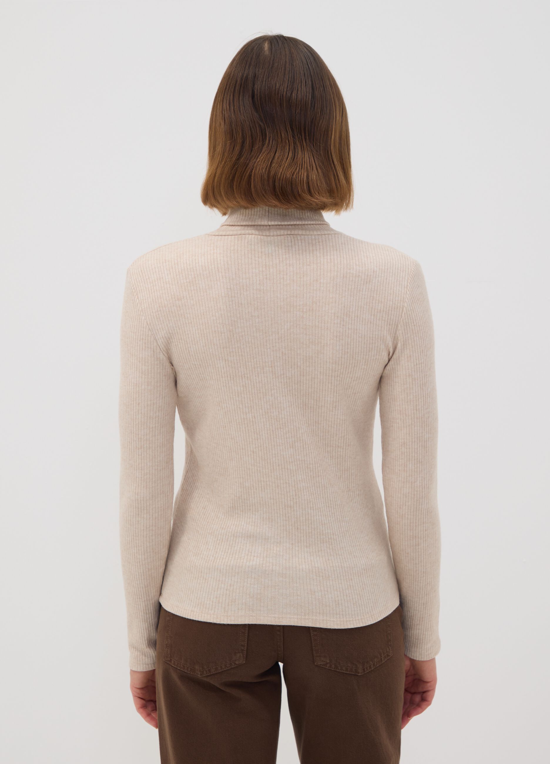 Maglia beige in misto viscosa a coste con girocollo