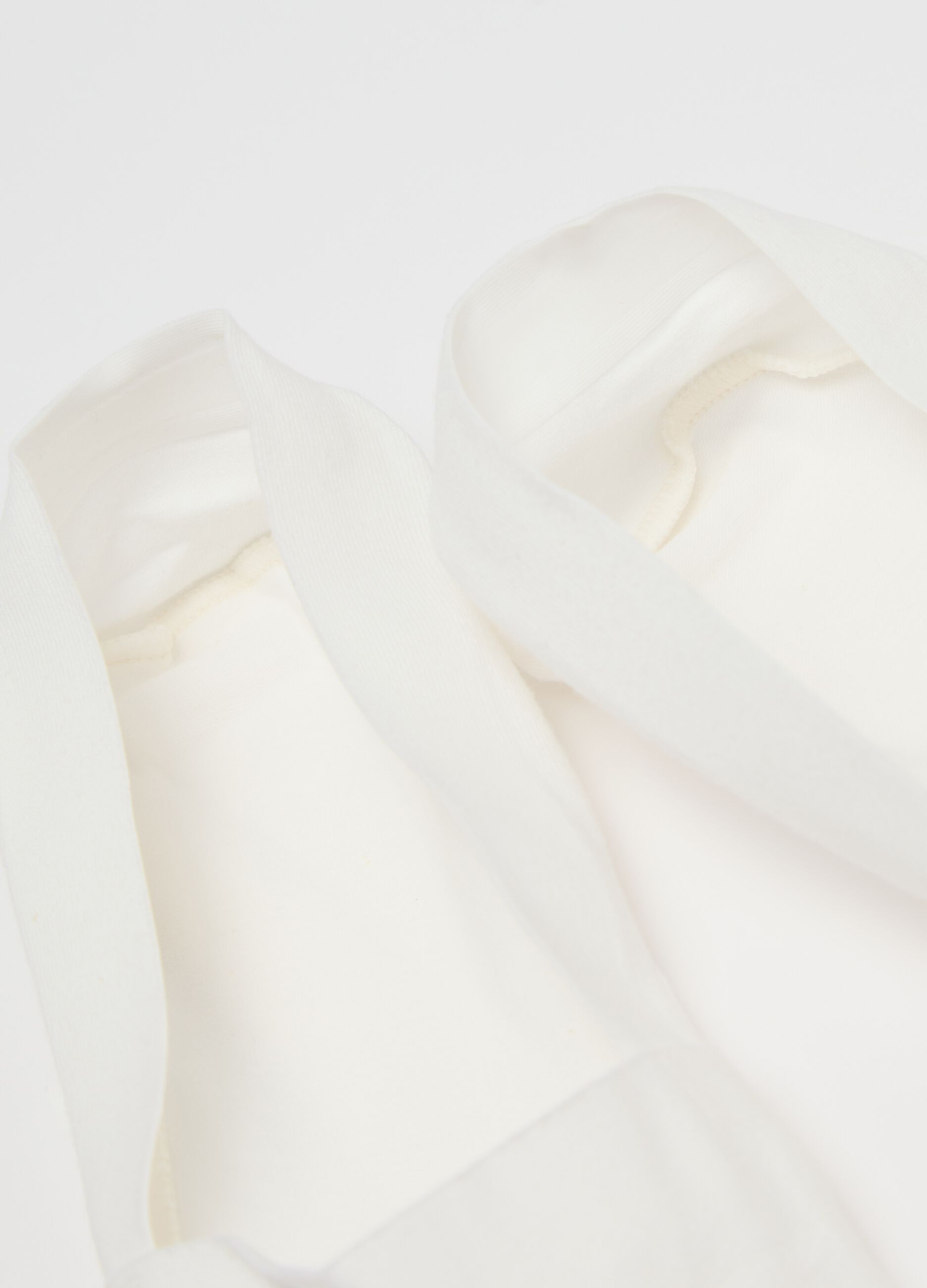 White stretch show liners