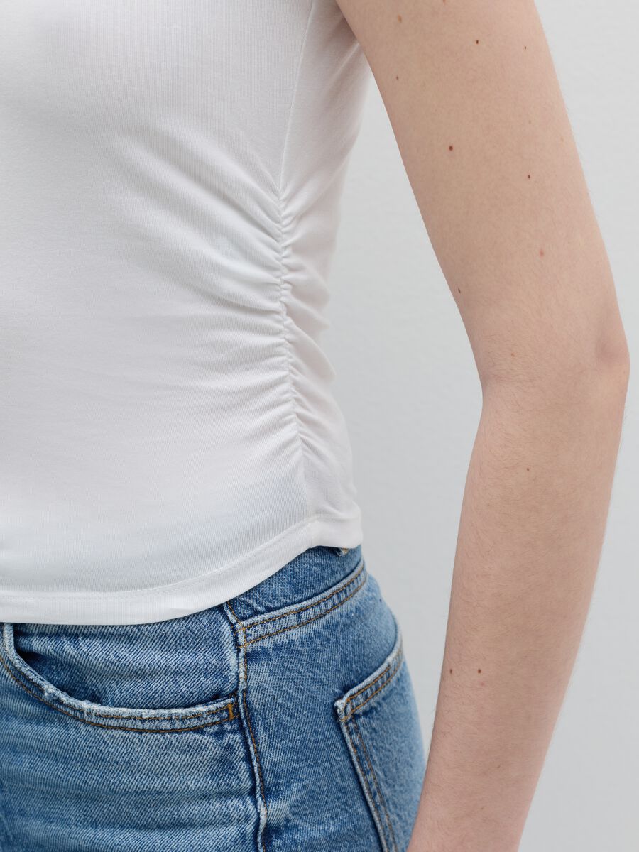 White slim-fit T-shirt with gathering on the side_2