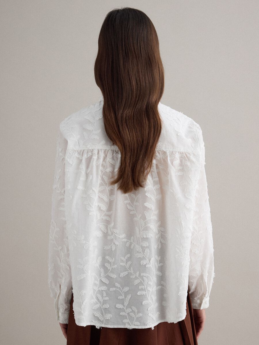 White oversized pure cotton shirt with floral embroidery_3