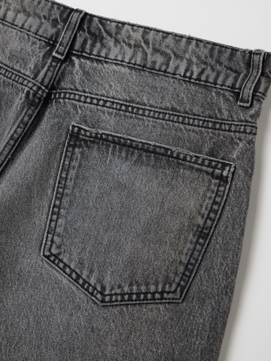 Black denim shorts with ripped details_5