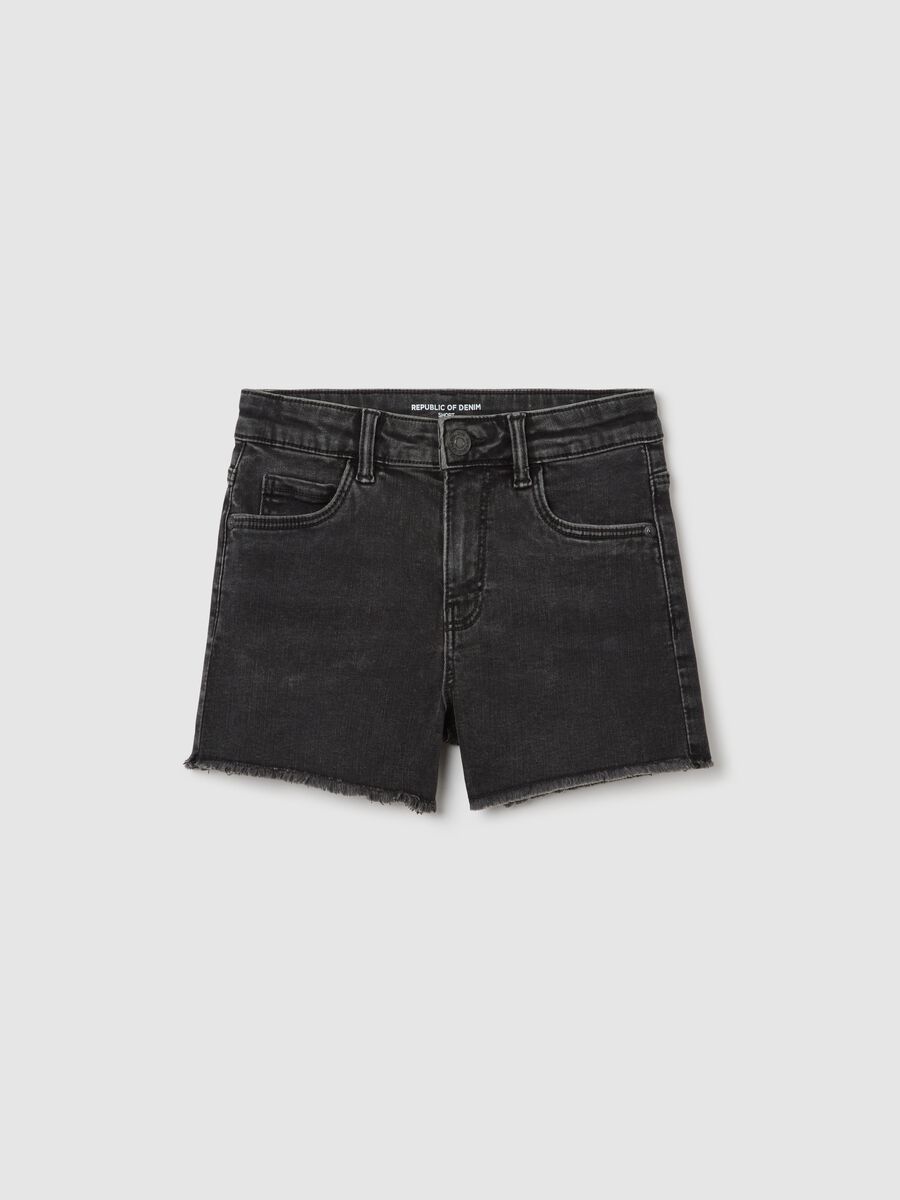 Shorts neri cinque tasche con orlo sfrangiato_0
