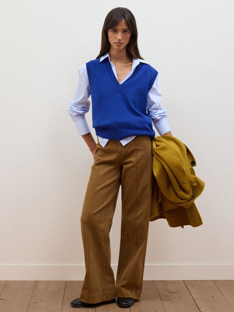 Blue pure wool gilet with deep V-neck_2