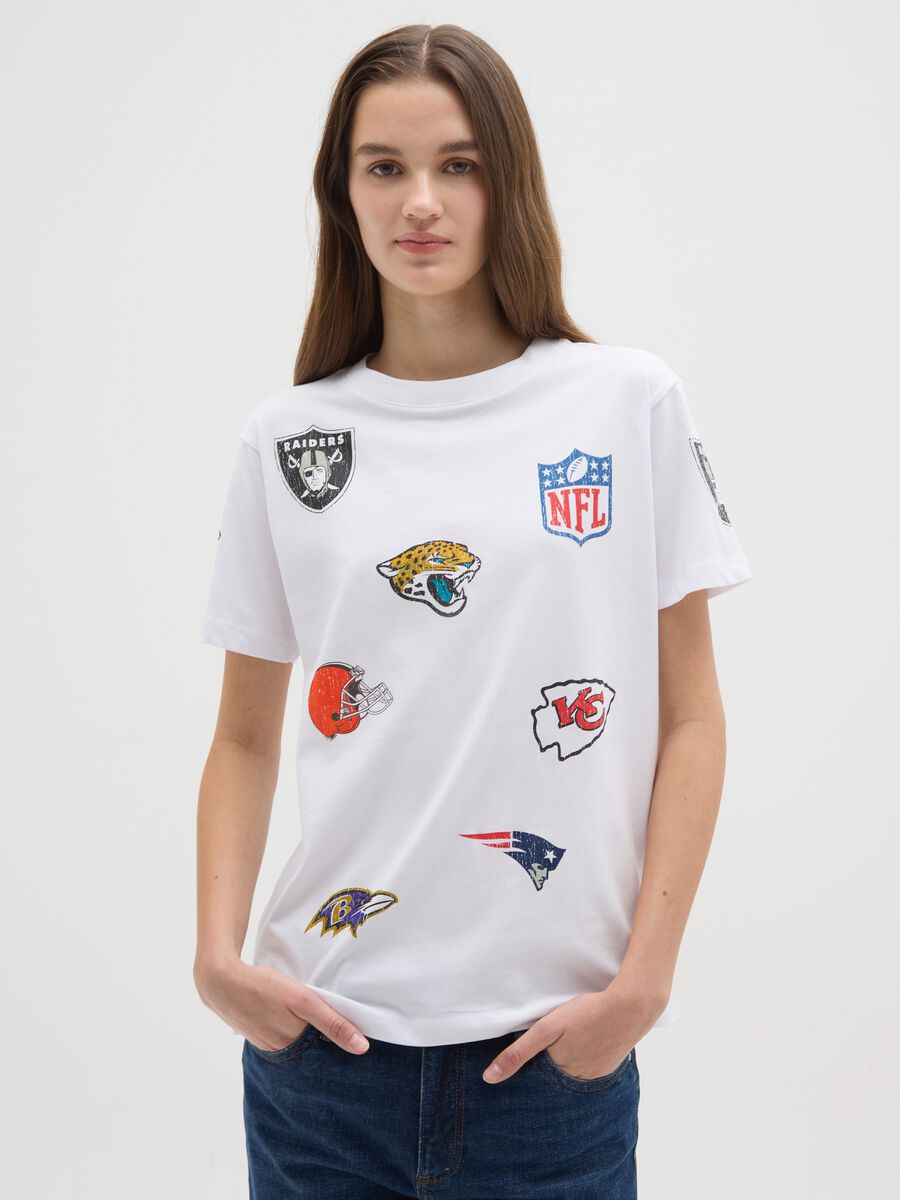 T-shirt in puro cotone bianca regular fit con loghi NFL e scollo rotondo_0
