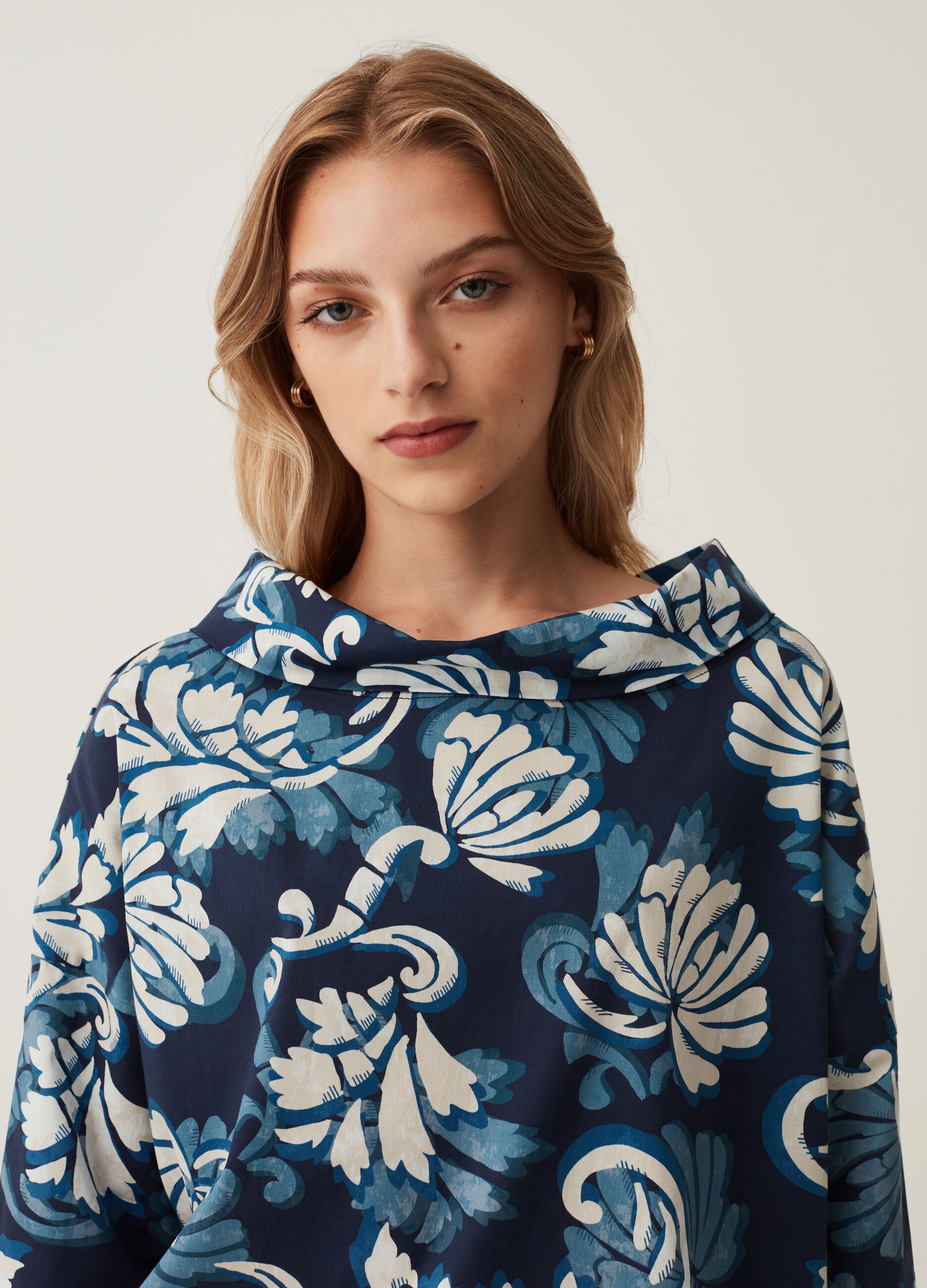Blusa con collo risvoltato Hybrid_1
