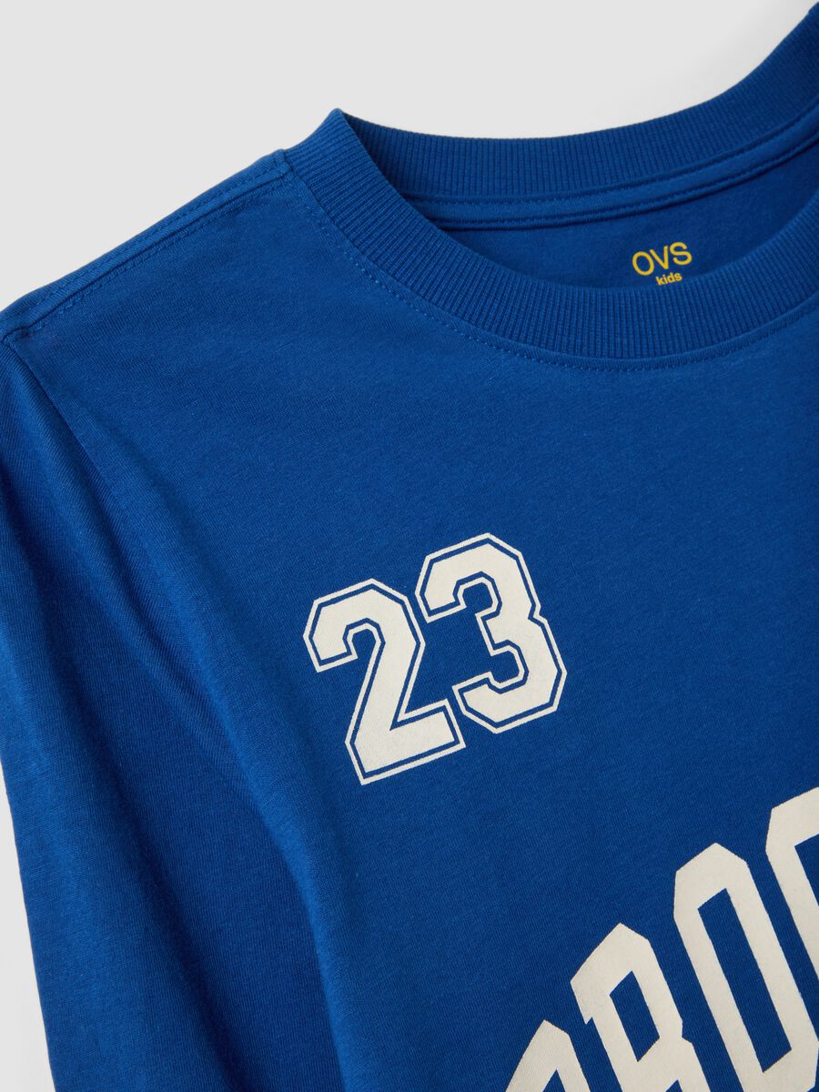 T-shirt blu in puro cotone organico con stampa frontale per ragazzo_4